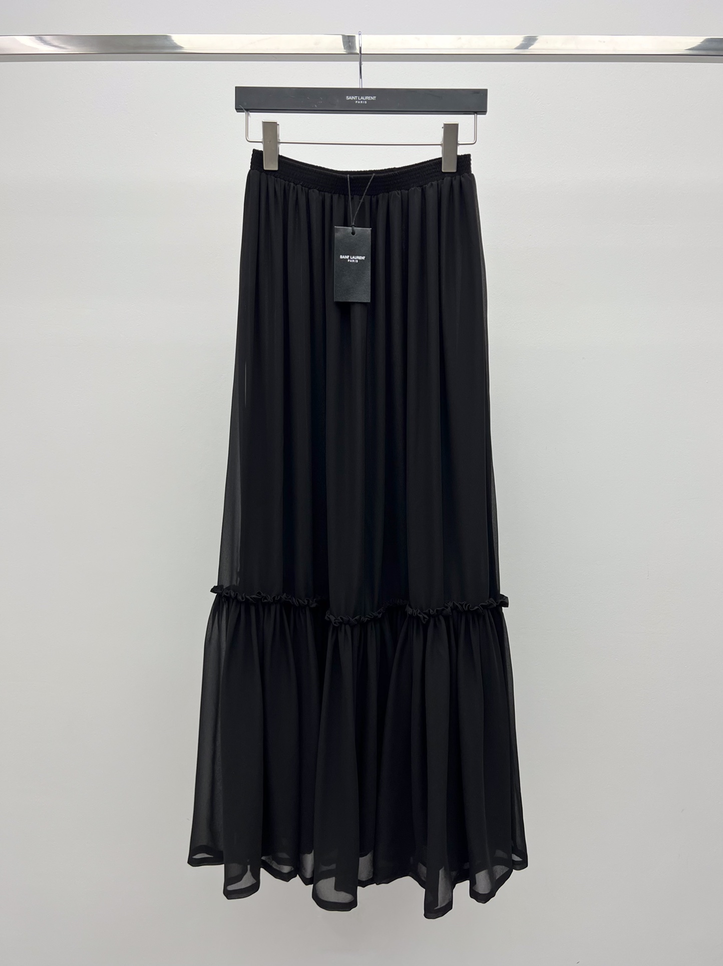 “Retro Fashion: Saint Laurent French Shirt and Single-Rate Female Suit”