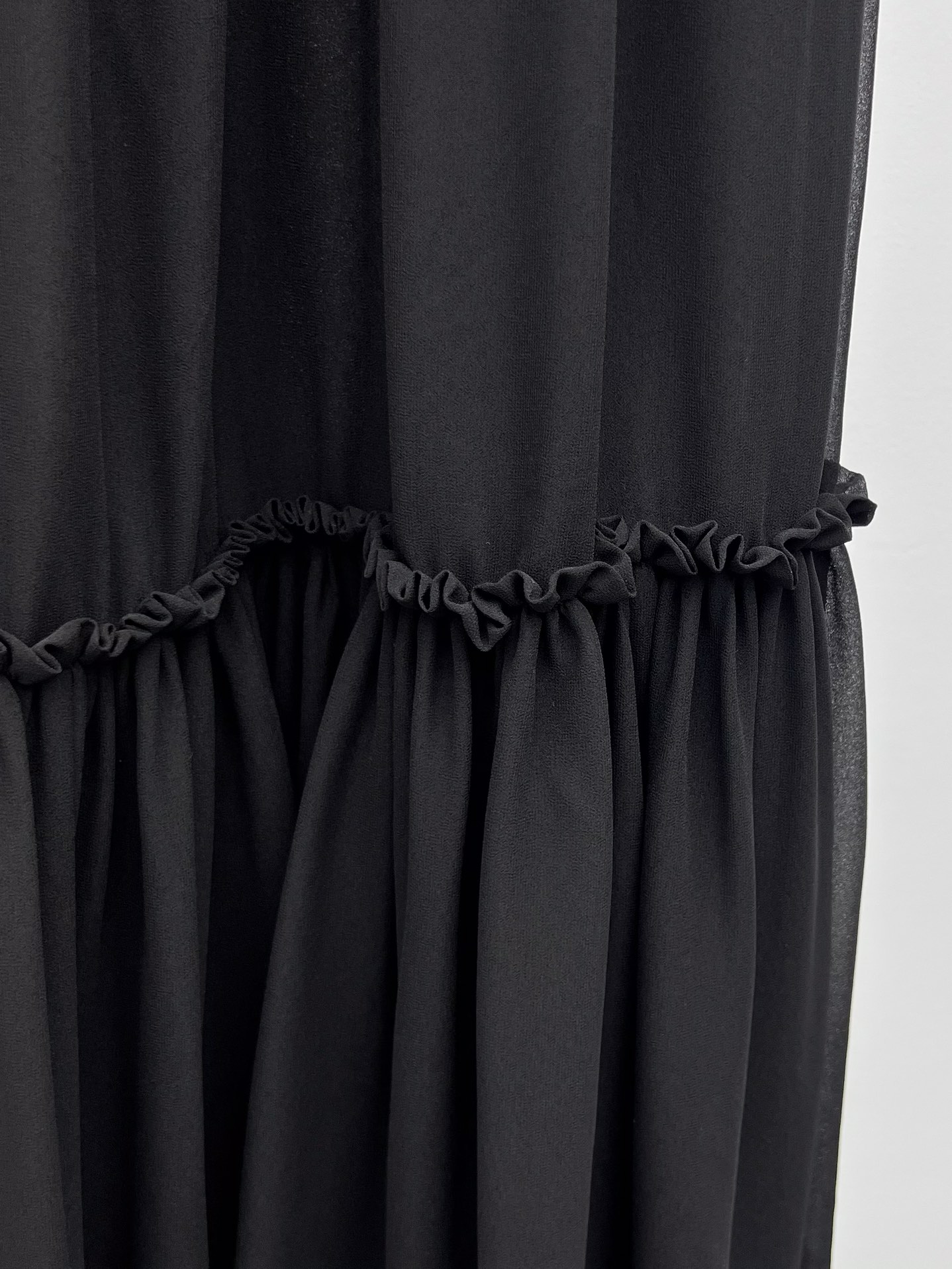 “Retro Fashion: Saint Laurent French Shirt and Single-Rate Female Suit” - 图片 3