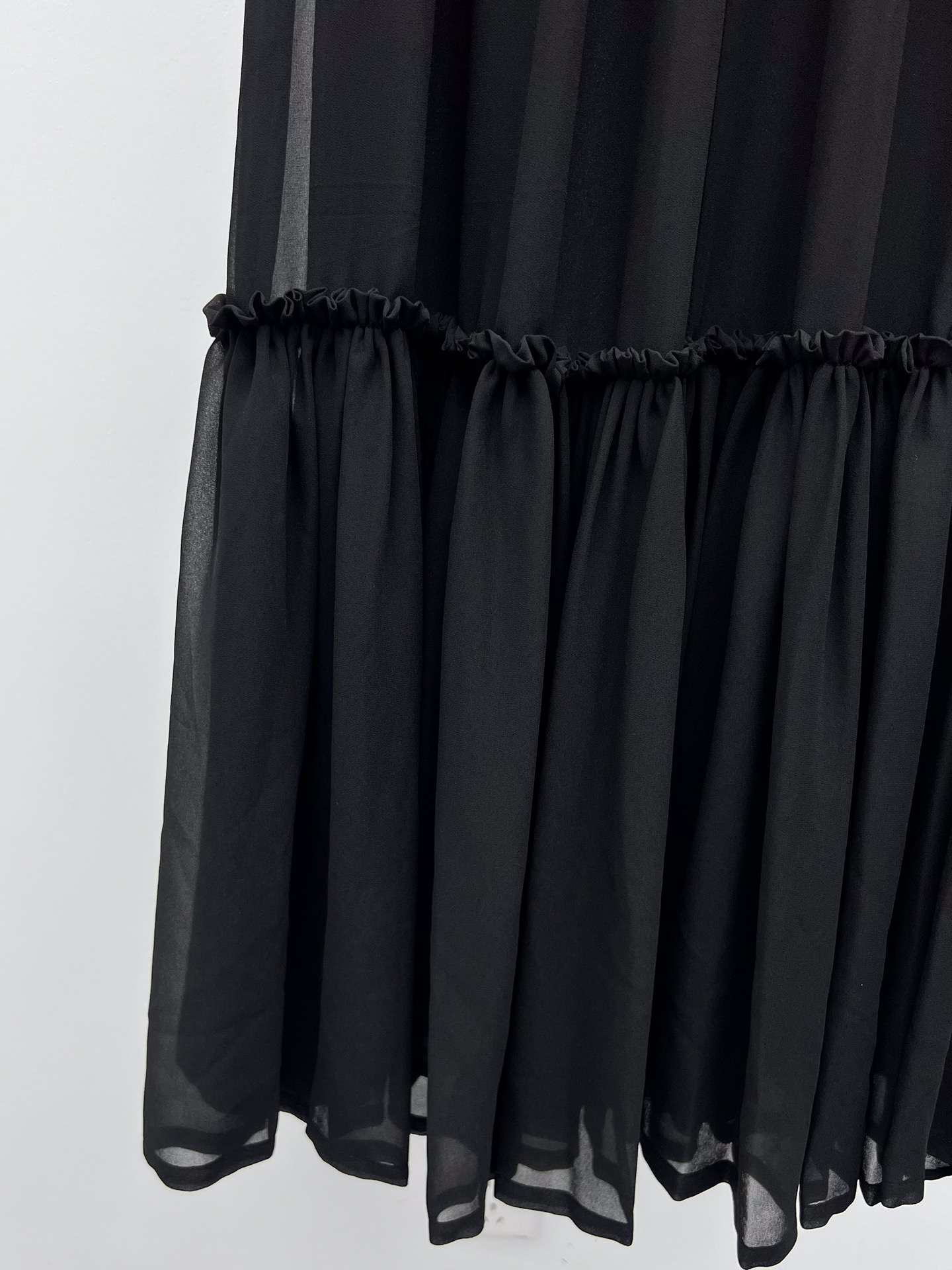 “Retro Fashion: Saint Laurent French Shirt and Single-Rate Female Suit” - 图片 8