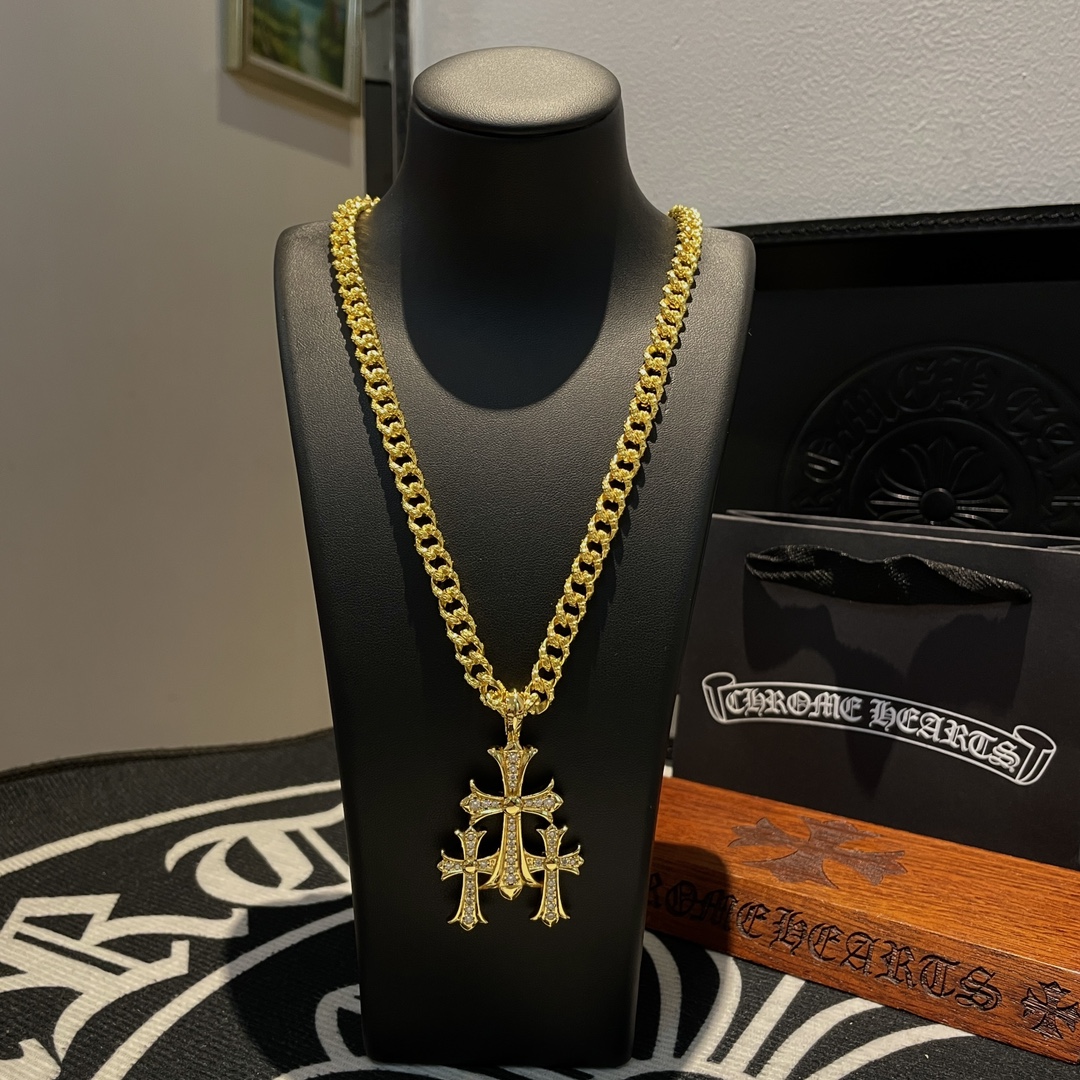 NO:109124,New [Counter Quality] Chrome Hearts Croxin Classic Cross Golden Necklace with Full Diamond Thirty Cross Pendant with Different Concave and Convex Scout Flowers are Croxin's ambitions, so they last forever. Genuine Chrome Hearts Croxin's version is the ordinary light version of the market. The quality is benchmarked for the quality of the print details. The retro old gray oxygen level. Seiko version!  !  !  Pure handmade ~ Authentic model opening must-have fashion and fashion, both men and women can wear it, same style for couples, original official website, rock punk style silver style, retro elements, trendy and versatile!  , jewelry boutique, chrome hearts, chrome hearts, necklace, gold19860909新款【专柜品质】Chrome Hearts克罗心经典满花十字架黄金色项链 满钻三十十字架吊坠 凹凸造型不同的花纹设计风格 呈现出与众不同 十字架 童军花是克罗心的志 所以更经久不衰 正品打版Chrome Hearts克罗心 区别市场普通轻版 对版对标品质 看字印细节 复古做旧灰氧程度.精工版本！！！ 纯手工打造 ～正品开模潮流时尚必备 男女均可佩戴 情侣同款 官网原版 摇滚朋克泰银风格 复古元素 潮流百搭！,饰品精品,chrome hearts,chrome hearts,necklace,gold,Jewelry