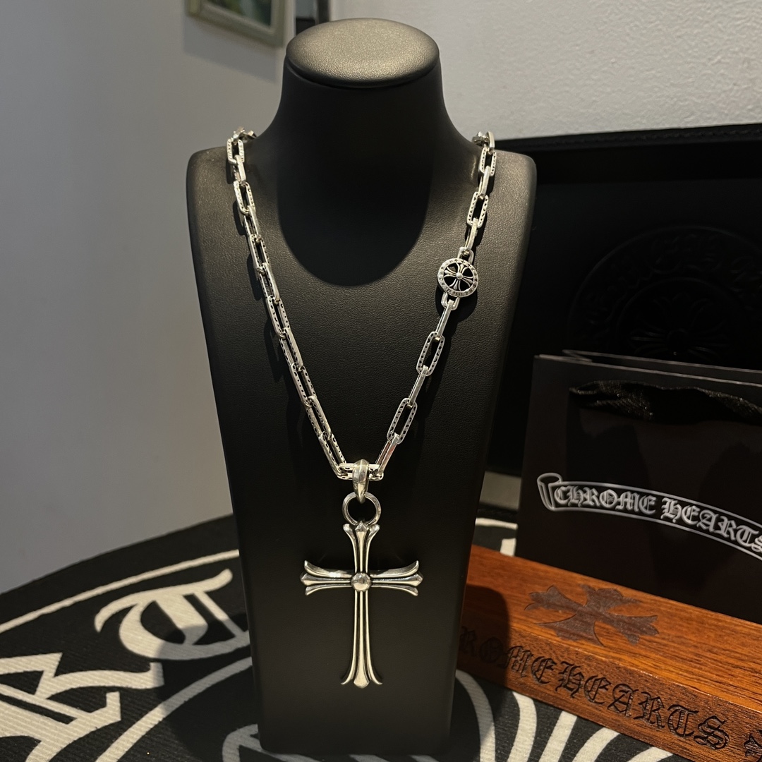 NO:109127,New [Counter Quality] Chrome Hearts Croxin Classic Retro Cross Elements Coarse Chain Necklace Large Cross Pendant Different Concave and Convex Sculpture Design Styles Presenting Different Cross Scout Flowers are Croxin's ambitions, so they last longer. Genuine version of Chrome Hearts Croxin Difference to the market ordinary light version, match the quality of the version, look at the details of the letter printing, the degree of retro old gray oxygen. Seiko version!  !  !  Pure handmade ~ Authentic model opening must-have fashion and fashion, both men and women can wear it, same style for couples, original official website, rock punk style silver style, retro elements, trendy and versatile!  , jewelry boutique, chrome hearts, chrome hearts, necklace19860909新款【专柜品质】Chrome Hearts克罗心经典复古十字元素粗链条项链 大号十字架吊坠 凹凸造型不同的花纹设计风格 呈现出与众不同 十字架 童军花是克罗心的志 所以更经久不衰 正品打版Chrome Hearts克罗心 区别市场普通轻版 对版对标品质 看字印细节 复古做旧灰氧程度.精工版本！！！ 纯手工打造 ～正品开模潮流时尚必备 男女均可佩戴 情侣同款 官网原版 摇滚朋克泰银风格 复古元素 潮流百搭！,饰品精品,chrome hearts,chrome hearts,necklace,Jewelry