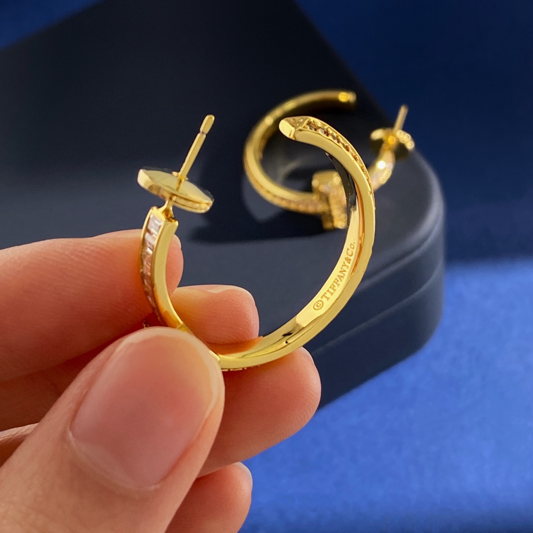 Tiffany & Co. TFN蒂芙妮Tiffany欧美 轻奢方锆石镶钻T字C型耳环耳钉 黄铜材料 黄金色