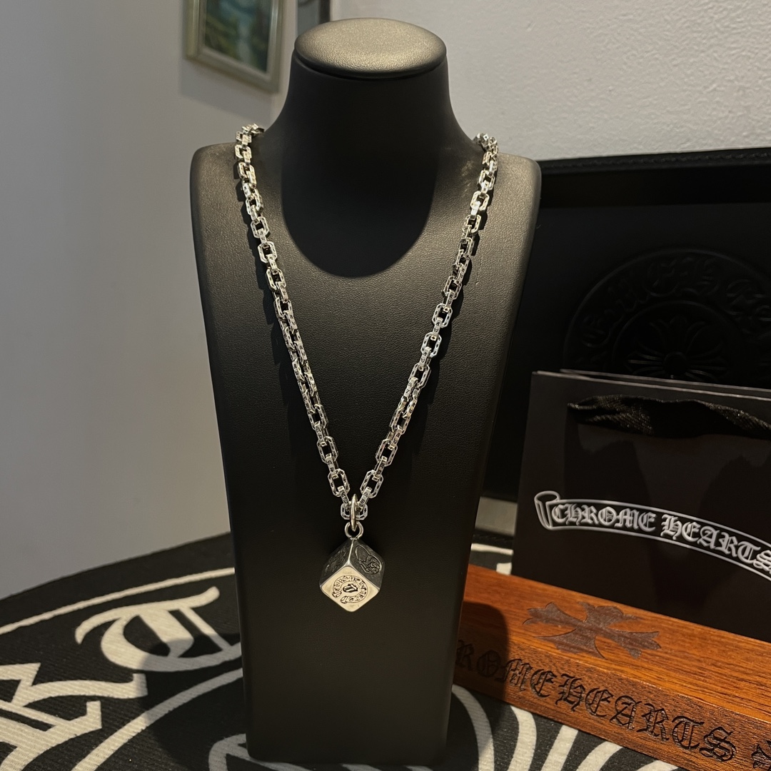 NO:109108,New [Counter Quality] Chrome Hearts Cross Element Necklace, Dice Pendant, Different Concave and Convex and Convex Scout Flowers are Croxin's ambition, so they last forever. Genuine version of Chrome Hearts Croxin, differentiated from the market, benchmarked on the quality of the version, looking at the details of the letter printing, retro old gray oxygen level. Seiko version!  !  !  Pure handmade ~ Authentic model opening must-have fashion and fashion, both men and women can wear it, same style for couples, original official website, rock punk style silver style, retro elements, trendy and versatile!  , jewelry boutique, chrome hearts, chrome hearts, necklace19860909新款【专柜品质】Chrome Hearts克罗心十字元素项链 骰子吊坠 凹凸造型不同的花纹设计风格 呈现出与众不同 十字架 童军花是克罗心的志 所以更经久不衰 正品打版Chrome Hearts克罗心 区别市场普通轻版 对版对标品质 看字印细节 复古做旧灰氧程度.精工版本！！！ 纯手工打造 ～正品开模潮流时尚必备 男女均可佩戴 情侣同款 官网原版 摇滚朋克泰银风格 复古元素 潮流百搭！,饰品精品,chrome hearts,chrome hearts,necklace,Jewelry