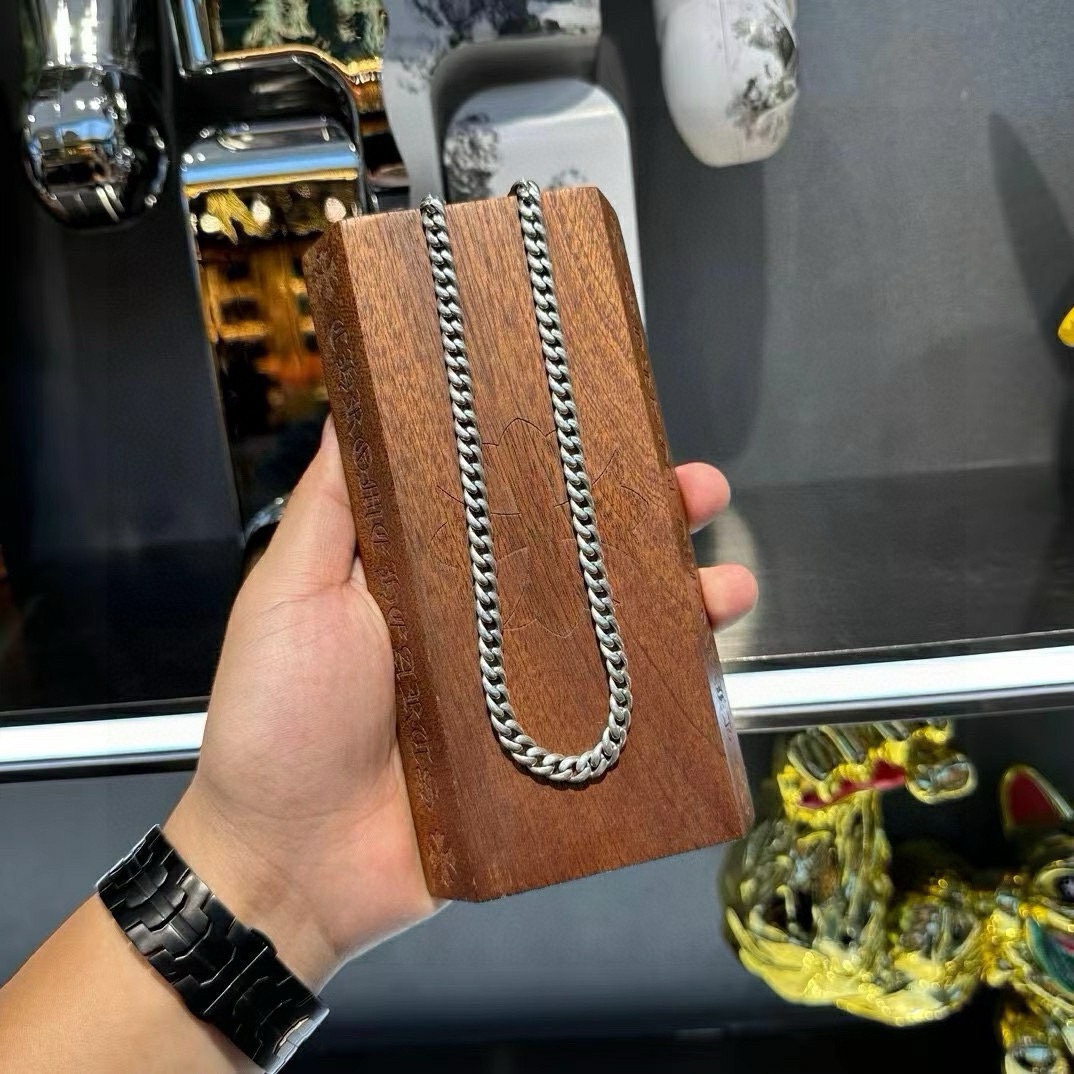 NO:111938,[Counter Quality] Chrome Hearts Croxin Classic retro flat necklace Different pattern design styles present unique cross Scout flowers are Croxin's ambitions, so they last longer. Genuine version of Chrome Hearts Croxin necklaces distinguish the market ordinary light version. The quality is benchmarked against the quality of the version. The details of the prints are the retro old gray oxygen level. The semester version!  !  !  Pure handmade ~ Authentic model opening must-have fashion and fashion, both men and women can wear it, same style for couples, original official website, rock punk style silver style, retro elements, trendy and versatile!  , jewelry boutique, chrome hearts, chrome hearts, necklace19860909【专柜品质】Chrome Hearts克罗心 经典复古扁形项链 凹凸造型不同的花纹设计风格 呈现出与众不同 十字架 童军花是克罗心的志 所以更经久不衰 正品打版Chrome Hearts克罗心项链 区别市场普通轻版 对版对标品质 看字印细节 复古做旧灰氧程度.精工版本！！！ 纯手工打造 ～正品开模潮流时尚必备 男女均可佩戴 情侣同款 官网原版 摇滚朋克泰银风格 复古元素 潮流百搭！,饰品精品,chrome hearts,chrome hearts,necklace,Jewelry