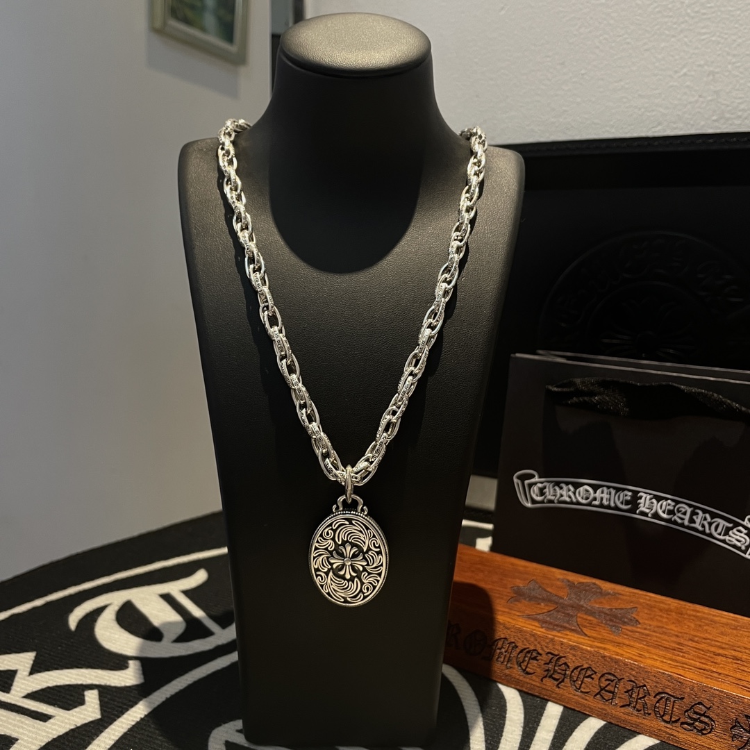 NO:109126,New [Counter Quality] Chrome Hearts Cross Element Necklace, Oval Vines Cross Pendant, Different Concave and Convex and Convex Design Styles, Showing a Different Style. Cross Scout Flowers are Croxin's Ambition, so they last longer. Genuine version of Chrome Hearts Croxin, differentiating the market, benchmarking the quality of the version, looking at the details of the letter printing, retro, old gray oxygen level. Seiko version!  !  !  Pure handmade ~ Authentic model opening must-have fashion and fashion, both men and women can wear it, same style for couples, original official website, rock punk style silver style, retro elements, trendy and versatile!  , jewelry boutique, chrome hearts, chrome hearts, necklace19860909新款【专柜品质】Chrome Hearts克罗心十字元素项链 椭圆藤蔓十字花吊坠 凹凸造型不同的花纹设计风格 呈现出与众不同 十字架 童军花是克罗心的志 所以更经久不衰 正品打版Chrome Hearts克罗心 区别市场普通轻版 对版对标品质 看字印细节 复古做旧灰氧程度.精工版本！！！ 纯手工打造 ～正品开模潮流时尚必备 男女均可佩戴 情侣同款 官网原版 摇滚朋克泰银风格 复古元素 潮流百搭！,饰品精品,chrome hearts,chrome hearts,necklace,Jewelry