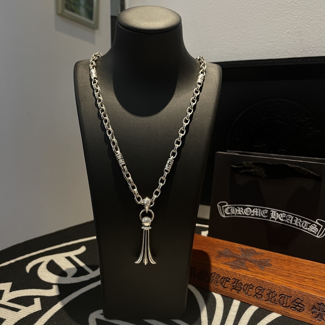 NO:109133,New [Counter Quality] Chrome Hearts Cross Element Necklace, Phoenix Tail Pendant, Different Concave and Convex and Convex Scout Flowers are Croxin's ambition, so they last longer. Genuine version of Chrome Hearts Croxin, differentiated from the market, benchmarked on the quality of the version, looked at the details of the letter printing, retro, old gray oxygen level. Seiko version!  !  !  Pure handmade ~ Authentic model opening must-have fashion and fashion, both men and women can wear it, same style for couples, original official website, rock punk style silver style, retro elements, trendy and versatile!  , jewelry boutique, chrome hearts, chrome hearts, necklace19860909新款【专柜品质】Chrome Hearts克罗心十字元素项链 凤尾吊坠 凹凸造型不同的花纹设计风格 呈现出与众不同 十字架 童军花是克罗心的志 所以更经久不衰 正品打版Chrome Hearts克罗心 区别市场普通轻版 对版对标品质 看字印细节 复古做旧灰氧程度.精工版本！！！ 纯手工打造 ～正品开模潮流时尚必备 男女均可佩戴 情侣同款 官网原版 摇滚朋克泰银风格 复古元素 潮流百搭！,饰品精品,chrome hearts,chrome hearts,necklace,Jewelry