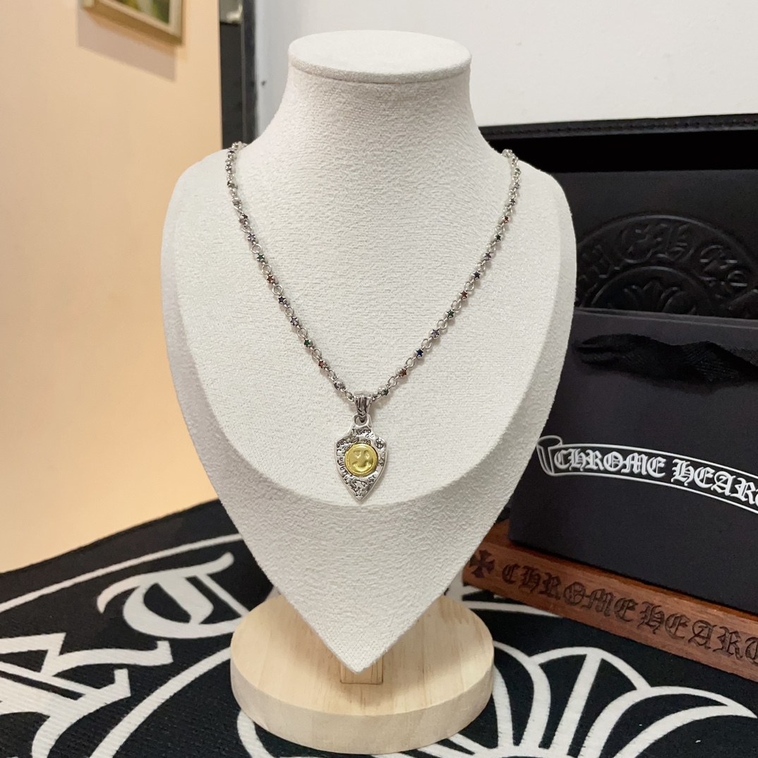 NO:109110,New [Counter Quality] Chrome Hearts Croxin diamond-set necklace, different pattern design styles with concave and convex shapes, presenting uniqueness. Cross Scout flowers are Croxin's ambitions, so they last longer. Genuine version of Chrome Hearts Croxin, differentiating the market, benchmarking the quality of the version, looking at the details of the letter printing, retro, old gray oxygen level. Seiko version!  !  !  Pure handmade ~ Authentic model opening must-have fashion and fashion, both men and women can wear it, same style for couples, original official website, rock punk style silver style, retro elements, trendy and versatile!  , jewelry boutique, chrome hearts, chrome hearts, necklace19860909新款【专柜品质】Chrome Hearts克罗心镶钻项链 凹凸造型不同的花纹设计风格 呈现出与众不同 十字架 童军花是克罗心的志 所以更经久不衰 正品打版Chrome Hearts克罗心 区别市场普通轻版 对版对标品质 看字印细节 复古做旧灰氧程度.精工版本！！！ 纯手工打造 ～正品开模潮流时尚必备 男女均可佩戴 情侣同款 官网原版 摇滚朋克泰银风格 复古元素 潮流百搭！,饰品精品,chrome hearts,chrome hearts,necklace,Jewelry