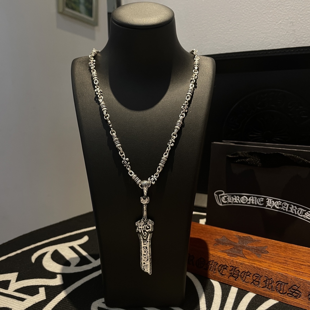 NO:109113,New [Counter Quality] Chrome Hearts Croxin Scout Flower Element Necklace Sword Pendant Different Concave and Convex and Convex Scout Flowers present uniqueness Cross Scout Flowers are Croxin's ambitions, so they last longer. Genuine version of Chrome Hearts Croxin, differentiated from the market, benchmarked on the quality of the version, looked at the details of the letter printing, retro old gray oxygen level. Seiko version!  !  !  Pure handmade ~ Authentic model opening must-have fashion and fashion, both men and women can wear it, same style for couples, original official website, rock punk style silver style, retro elements, trendy and versatile!  , jewelry boutique, chrome hearts, chrome hearts, necklace19860909新款【专柜品质】Chrome Hearts克罗心童军花元素项链 宝剑吊坠 凹凸造型不同的花纹设计风格 呈现出与众不同 十字架 童军花是克罗心的志 所以更经久不衰 正品打版Chrome Hearts克罗心 区别市场普通轻版 对版对标品质 看字印细节 复古做旧灰氧程度.精工版本！！！ 纯手工打造 ～正品开模潮流时尚必备 男女均可佩戴 情侣同款 官网原版 摇滚朋克泰银风格 复古元素 潮流百搭！,饰品精品,chrome hearts,chrome hearts,necklace,Jewelry