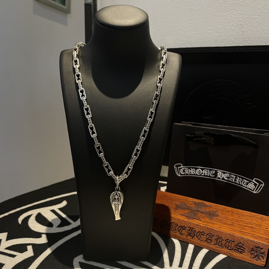 NO:109116,New [Counter Quality] Chrome Hearts Cross Element Interlocking Necklace, Sword Bang Pendant, Different Concave and Convex and Convex Design Styles, Showing a Different Style. Cross Scout Flowers are Croxin's Ambition, so they last longer. Genuine version of Chrome Hearts Croxin, different from the market, benchmark the quality of the version, look at the details of the letter printing, retro, old gray oxygen level. Seiko version!  !  !  Pure handmade ~ Authentic model opening must-have fashion and fashion, both men and women can wear it, same style for couples, original official website, rock punk style silver style, retro elements, trendy and versatile!  , jewelry boutique, chrome hearts, chrome hearts, necklace19860909新款【专柜品质】Chrome Hearts克罗心十字架元素互扣项链 宝剑咣子吊坠 凹凸造型不同的花纹设计风格 呈现出与众不同 十字架 童军花是克罗心的志 所以更经久不衰 正品打版Chrome Hearts克罗心 区别市场普通轻版 对版对标品质 看字印细节 复古做旧灰氧程度.精工版本！！！ 纯手工打造 ～正品开模潮流时尚必备 男女均可佩戴 情侣同款 官网原版 摇滚朋克泰银风格 复古元素 潮流百搭！,饰品精品,chrome hearts,chrome hearts,necklace,Jewelry