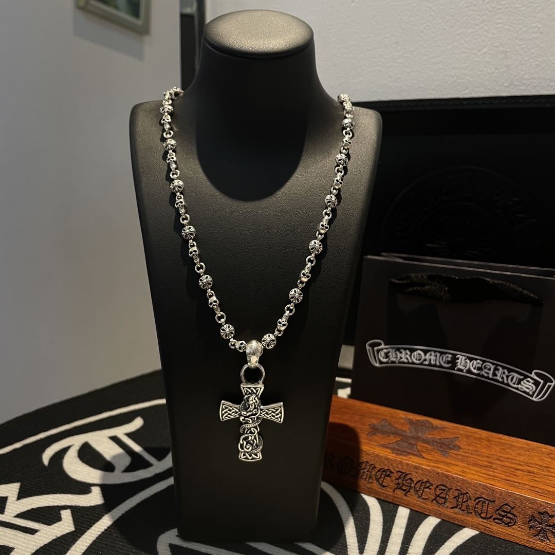 NO:109119,New [Counter Quality] Chrome Hearts Cross Flower Ball Skull Element Necklace, Longteng Cross Pendant, Different Concave and Convex and Convex Design Styles, Showing a Different Style. Cross Scout Flowers are Croxin's ambition, so they last longer. Genuine version of Chrome Hearts Croxin, differentiated from the market, benchmarked on the quality of the version, looking at the details of the letter printing, retro, old gray oxygen level. Seiko version!  !  !  Pure handmade ~ Authentic model opening must-have fashion and fashion, both men and women can wear it, same style for couples, original official website, rock punk style silver style, retro elements, trendy and versatile!  , jewelry boutique, chrome hearts, chrome hearts, necklace19860909新款【专柜品质】Chrome Hearts克罗心十字花球骷髅头元素项链 龙腾十字架吊坠 凹凸造型不同的花纹设计风格 呈现出与众不同 十字架 童军花是克罗心的志 所以更经久不衰 正品打版Chrome Hearts克罗心 区别市场普通轻版 对版对标品质 看字印细节 复古做旧灰氧程度.精工版本！！！ 纯手工打造 ～正品开模潮流时尚必备 男女均可佩戴 情侣同款 官网原版 摇滚朋克泰银风格 复古元素 潮流百搭！,饰品精品,chrome hearts,chrome hearts,necklace,Jewelry
