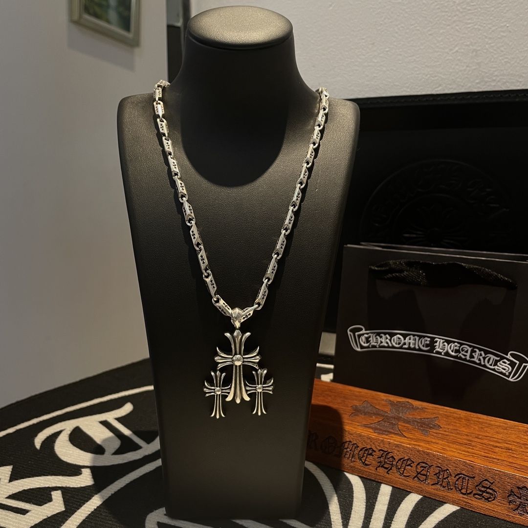 NO:109128,New [Counter Quality] Chrome Hearts Cross Skull Element Necklace, Thirty Cross Pendant, Different Concave and Convex Scout Flowers are Croxin's ambition, so they last forever. Genuine version of Chrome Hearts Croxin, differentiated from the market, benchmarked on the quality of the version, looking at the details of the letter printing, retro, old gray oxygen level. Seiko version!  !  !  Pure handmade ~ Authentic model opening must-have fashion and fashion, both men and women can wear it, same style for couples, original official website, rock punk style silver style, retro elements, trendy and versatile!  , jewelry boutique, chrome hearts, chrome hearts, necklace19860909新款【专柜品质】Chrome Hearts克罗心十字架骷元素项链 三十十字架吊坠 凹凸造型不同的花纹设计风格 呈现出与众不同 十字架 童军花是克罗心的志 所以更经久不衰 正品打版Chrome Hearts克罗心 区别市场普通轻版 对版对标品质 看字印细节 复古做旧灰氧程度.精工版本！！！ 纯手工打造 ～正品开模潮流时尚必备 男女均可佩戴 情侣同款 官网原版 摇滚朋克泰银风格 复古元素 潮流百搭！,饰品精品,chrome hearts,chrome hearts,necklace,Jewelry