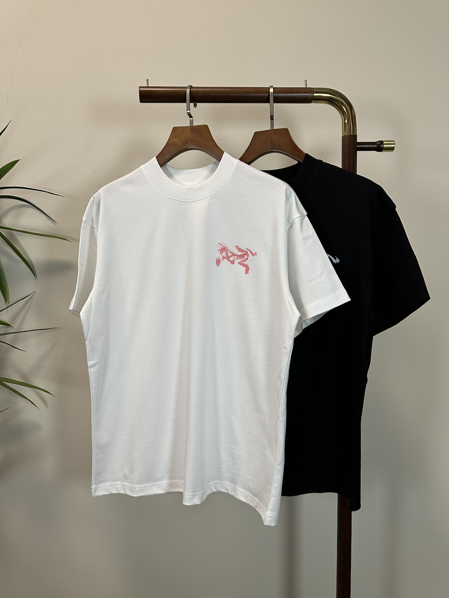 NO:137382,ARC Archaeopteryx 2025 new round neck short-sleeved T-shirt high-end version!  Customized fabrics for counters are breathable and comfortable, with impeccable details, and the brand element design concept reflects high quality. The feel is delicate and soft!  It is casually cut, with a great upper body style!  Code number M-3XL, arc'teryx, T-shirt,tees, t-shirt,alexander wang19860909ARC 始祖鸟2025新款 圆领 短袖 T恤 高端版本！专柜定制面料 透气舒适度高,细节无可挑剔,品牌元素设计理念,体现高品质.手感细腻柔软！呈现休闲裁剪,上身版型超赞！ 码数M-3XL,arc'teryx,T-shirt,tees，t-shirt,alexander wang,Men's clothing