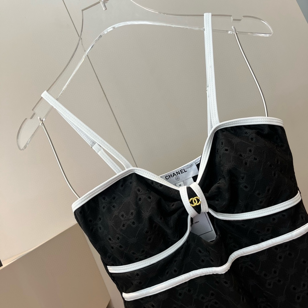 。
Chanel 香奈儿连体泳衣 😍🥰适合多种场景的游泳衣🏊‍♀️海边 游泳池 温泉 水上乐园 漂流都可