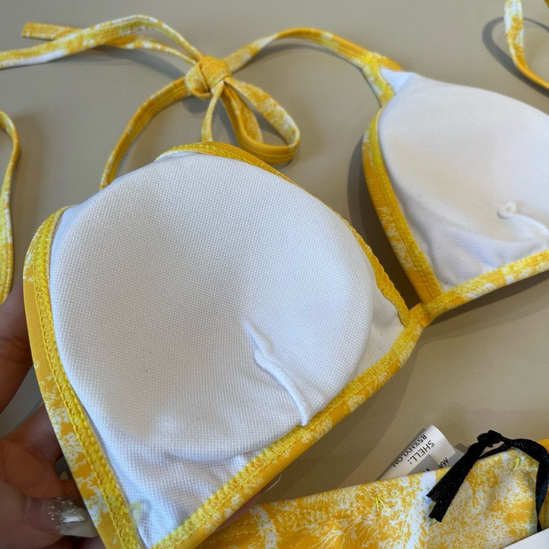 。
Dior迪奥经典比基尼👙❤️😍🥰适合多种场景的游泳衣🏊‍♀️海边 游泳池 温泉 水上乐园 漂流都可以
