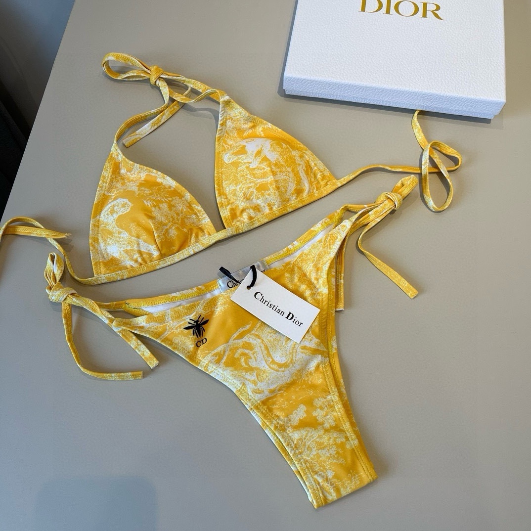 。
Dior迪奥经典比基尼👙❤️😍🥰适合多种场景的游泳衣🏊‍♀️海边 游泳池 温泉 水上乐园 漂流都可以