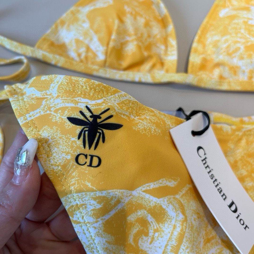 。
Dior迪奥经典比基尼👙❤️😍🥰适合多种场景的游泳衣🏊‍♀️海边 游泳池 温泉 水上乐园 漂流都可以