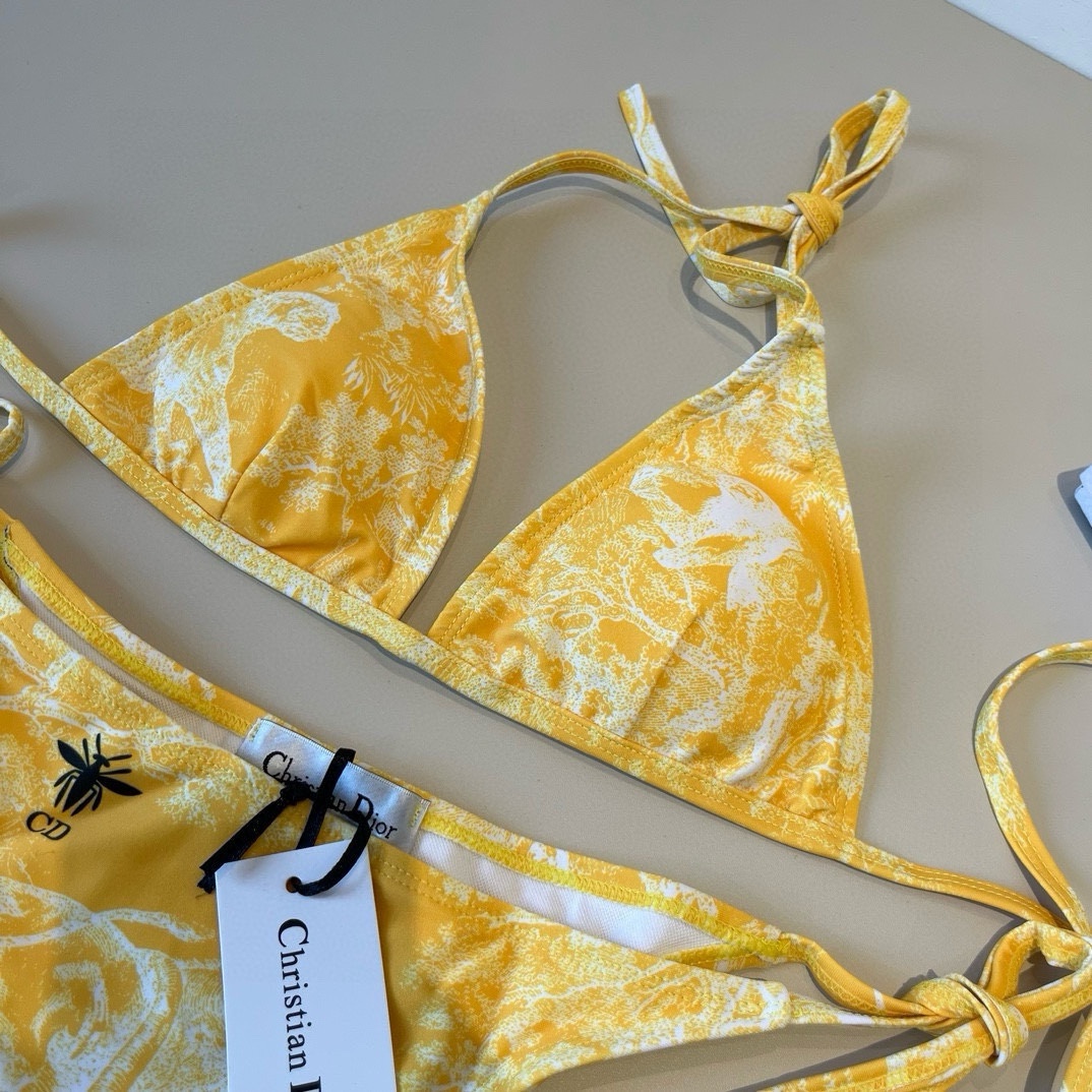 。
Dior迪奥经典比基尼👙❤️😍🥰适合多种场景的游泳衣🏊‍♀️海边 游泳池 温泉 水上乐园 漂流都可以