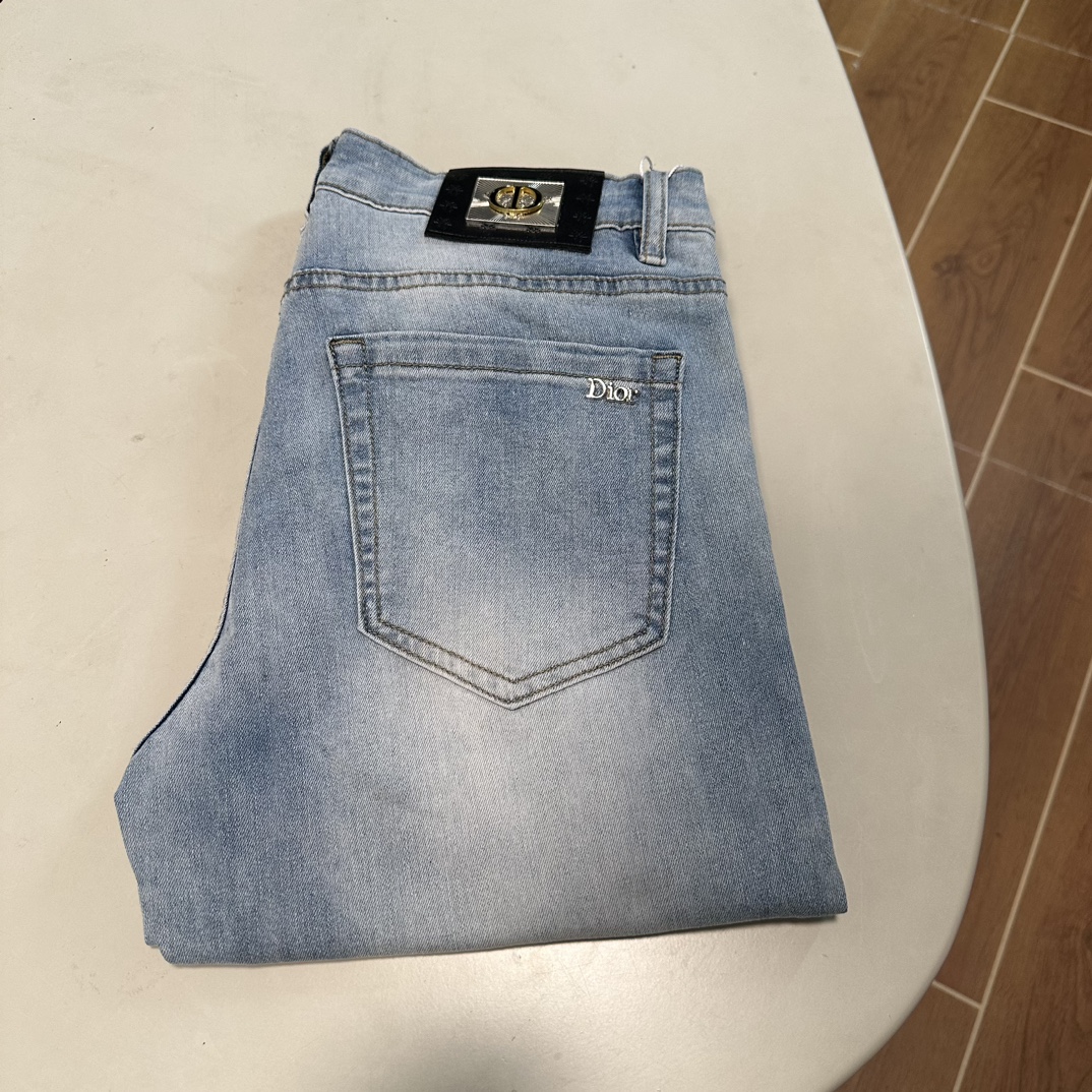 NO:137400,DIOR exclusively available for new jeans, high-end version!  Customized fabrics for counters are breathable and comfortable, with impeccable details, and the brand element design concept reflects high quality. The feel is delicate and soft!  It is casually cut, with a great upper body style!  29-40, Dior, Dior, Jeans, Alexander wang19860909DIOR 迪奥独家专供新款 牛仔裤,高端版本！专柜定制面料 透气舒适度高,细节无可挑剔,品牌元素设计理念,体现高品质.手感细腻柔软！呈现休闲裁剪,上身版型超赞！ 码数29-40,,dior,dior,jeans,alexander wang,Men's clothing