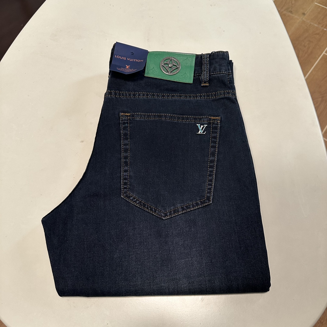 NO:137394,LV Louis Vuitton exclusively for new jeans, high-end version!  Customized fabrics for counters are breathable and comfortable, with impeccable details, and the brand element design concept reflects high quality. The feel is delicate and soft!  It is casually cut, with a great upper body style!  29-40, louis vuitton,louis vuitton,jeans,alexander wang19860909LV 路易威登 独家专供新款 牛仔裤,高端版本！专柜定制面料 透气舒适度高,细节无可挑剔,品牌元素设计理念,体现高品质.手感细腻柔软！呈现休闲裁剪,上身版型超赞！ 码数29-40,,louis vuitton,louis vuitton,jeans,alexander wang,Men's clothing
