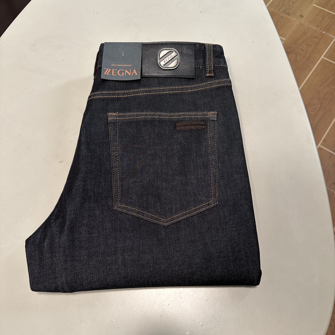 NO:137391,ZZ Jenia exclusively available for new jeans, high-end version!  Customized fabrics for counters are breathable and comfortable, with impeccable details, and the brand element design concept reflects high quality. The feel is delicate and soft!  It is casually cut, with a great upper body style!  29-40 yards, zegna, jeans, alexander wang19860909ZZ 杰尼亚 独家专供新款 牛仔裤,高端版本！专柜定制面料 透气舒适度高,细节无可挑剔,品牌元素设计理念,体现高品质.手感细腻柔软！呈现休闲裁剪,上身版型超赞！ 码数29-40,,zegna,jeans,alexander wang,Men's clothing