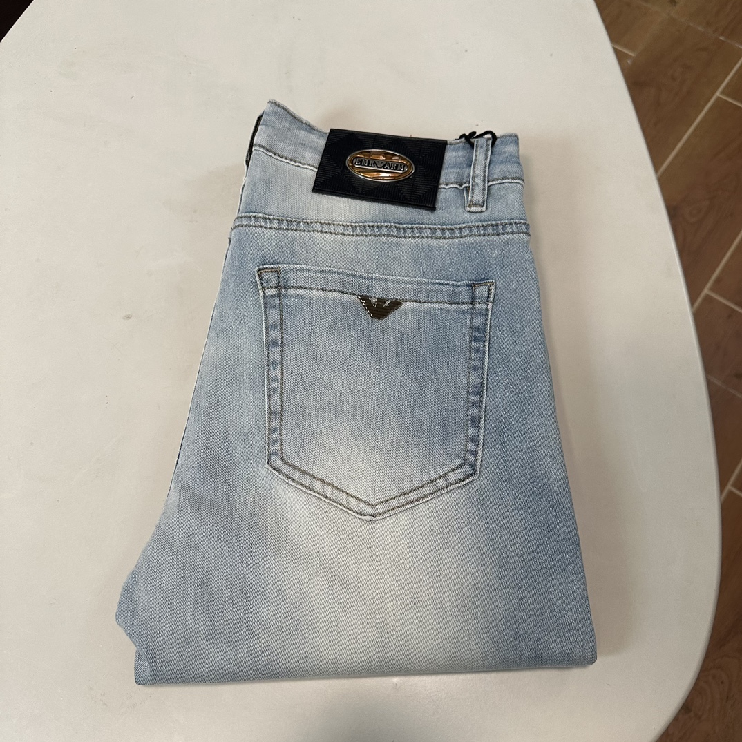 NO:137388,Armani exclusively available for new jeans, high-end version!  Customized fabrics for counters are breathable and comfortable, with impeccable details, and the brand element design concept reflects high quality. The feel is delicate and soft!  It is casually cut, with a great upper body style!  Number of codes 29-40, Armani, jeans, alexander wang19860909阿玛尼 独家专供新款 牛仔裤,高端版本！专柜定制面料 透气舒适度高,细节无可挑剔,品牌元素设计理念,体现高品质.手感细腻柔软！呈现休闲裁剪,上身版型超赞！ 码数29-40,,armani,jeans,alexander wang,Men's clothing