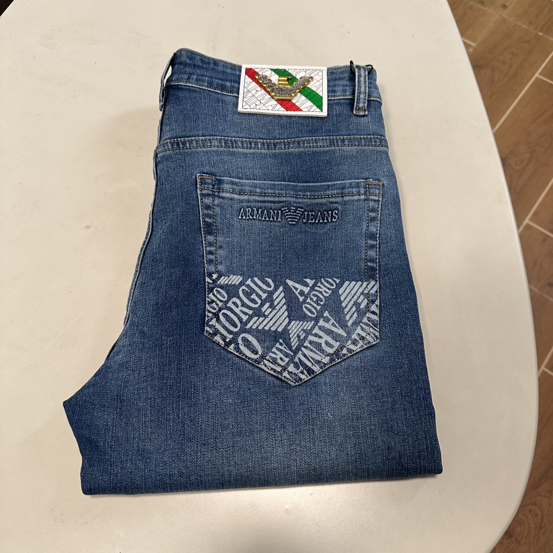 NO:137399,Armani exclusively available for new jeans, high-end version!  Customized fabrics for counters are breathable and comfortable, with impeccable details, and the brand element design concept reflects high quality. The feel is delicate and soft!  It is casually cut, with a great upper body style!  Number of codes 29-40, Armani, jeans, alexander wang19860909阿玛尼 独家专供新款 牛仔裤,高端版本！专柜定制面料 透气舒适度高,细节无可挑剔,品牌元素设计理念,体现高品质.手感细腻柔软！呈现休闲裁剪,上身版型超赞！ 码数29-40,,armani,jeans,alexander wang,Men's clothing