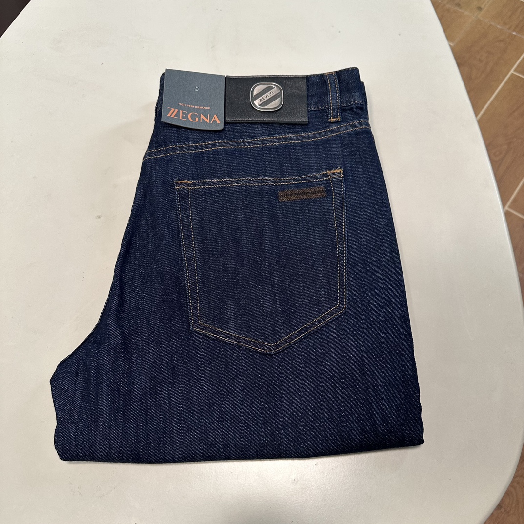 NO:137396,ZZ Jenia exclusively offers new jeans, high-end version!  Customized fabrics for counters are breathable and comfortable, with impeccable details, and the brand element design concept reflects high quality. The feel is delicate and soft!  It is casually cut, with a great upper body style!  29-40 yards, zegna, jeans, alexander wang19860909ZZ 杰尼亚独家专供新款 牛仔裤,高端版本！专柜定制面料 透气舒适度高,细节无可挑剔,品牌元素设计理念,体现高品质.手感细腻柔软！呈现休闲裁剪,上身版型超赞！ 码数29-40,,zegna,jeans,alexander wang,Men's clothing