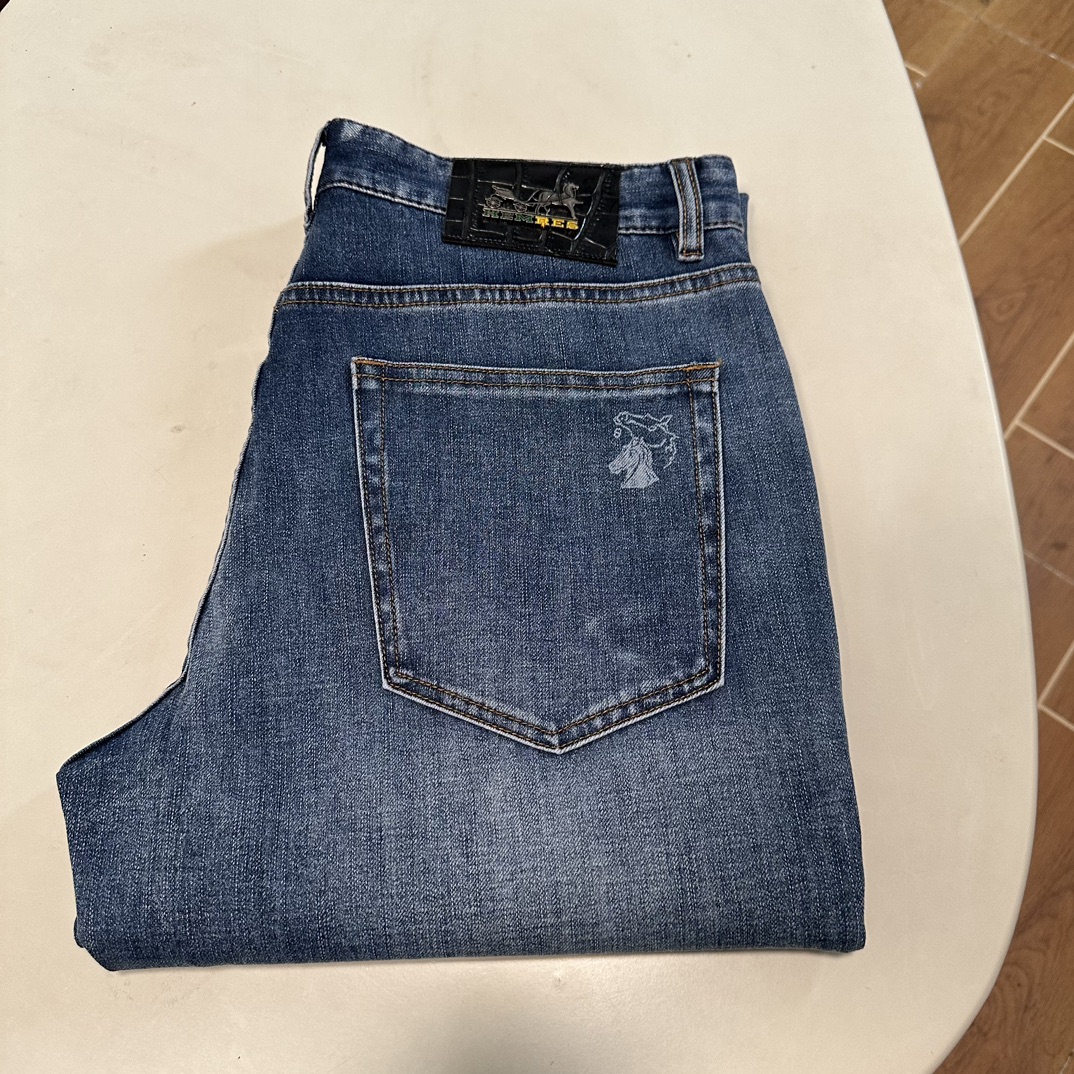 NO:137393,Hermès C exclusively available for new jeans, high-end version!  Customized fabrics for counters are breathable and comfortable, with impeccable details, and the brand element design concept reflects high quality. The feel is delicate and soft!  It is casually cut, with a great upper body style!  Number of codes 29-40, hermes, jeans, alexander wang19860909爱马仕c独家专供新款 牛仔裤,高端版本！专柜定制面料 透气舒适度高,细节无可挑剔,品牌元素设计理念,体现高品质.手感细腻柔软！呈现休闲裁剪,上身版型超赞！ 码数29-40,,hermes,jeans,alexander wang,Men's clothing