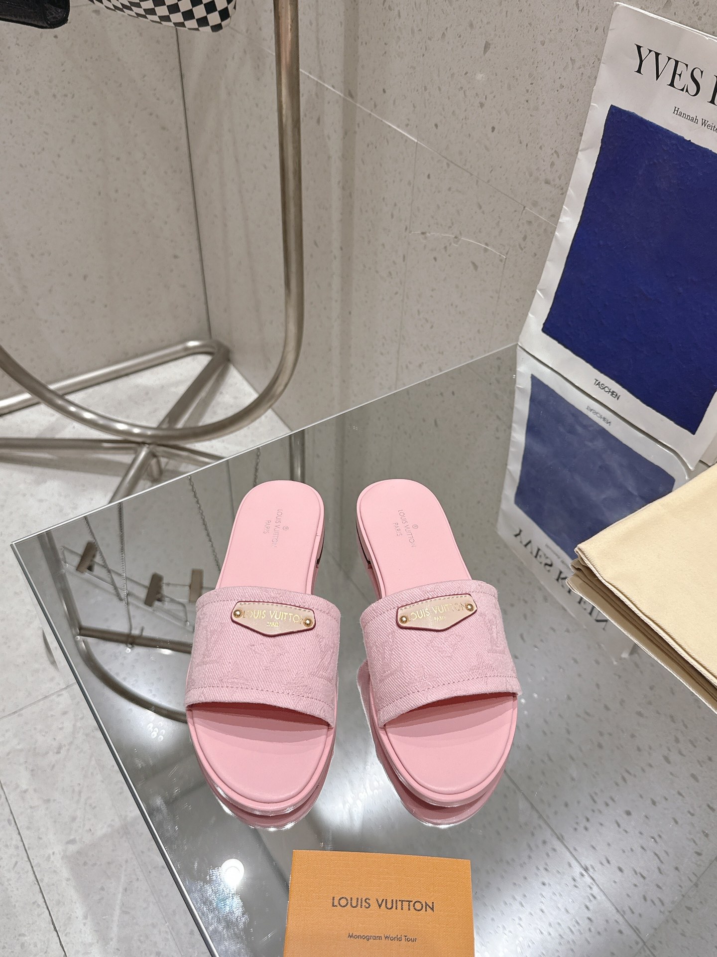 NO:247184,Top version Tannin slipper series Lily flat sandals are built with the iconic Monogram denim, which incorporates Louis Vuitton logo embossed leather labels and dazzling studs for the wide upper, which is similar to the leather series. The soft leather outsole embedded in rubber is upgraded and comfortable. Material: imported denim fabric Inner: full sheepskin footbed outsole Outsole: original outsole Heel height: Flat Sole Shoe size: 35-42 (40.41.42 Custom made without return), slippers, louis vuitton, slippers, sheepskin19860909顶级版本 单宁布拖鞋系列 Lily平底凉拖以标志性 Monogram 丹宁布构筑闲雅设计,为 宽幅鞋面融入路易威登标识压纹皮革标签和耀目饰钉,与皮 具系列异曲同工.嵌入橡胶的柔软皮革外底升级舒适体验 材料:进口牛仔布料 内里:垫脚全羊皮 大底:原版大底 跟高:平底 鞋码: 35-42(40.41.42定做不退换),拖鞋,louis vuitton,slippers,sheepskin,Women's Shoes