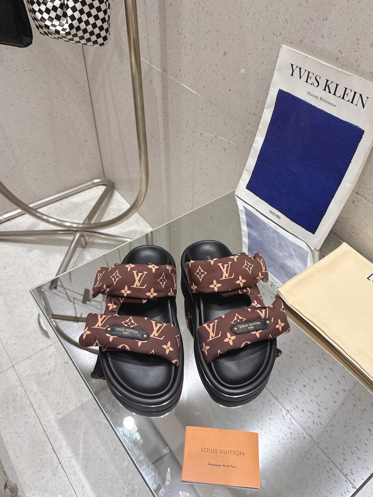 NO:247178,Top version Nylon sandals series This Pool Pillow comfort flat sandals are made of Monogram nylon, which is rejuvenated with adjustable and lined shoelaces. The leather lining enhances the comfort and wear-resistant texture. The upper lace is embossed with leather labels with imprinted Louis Vuitton logo. Tough insoles and lightweight mini outsoles perfectly. Material: Imported nylon fabric Inner: Full sheepskin footbed Outsole: Original outsole Heel height: Flat Sole Shoe size: 35-45 (45 custom made without return), slippers, louis vuitton, slippers, sheepskin19860909顶级版本 锦纶凉拖鞋系列 本款Pool Pillow comfort 平底凉拖取材 Monogram 锦纶,以可调节加衬鞋带焕新回归.皮革内衬提升舒适耐磨质感.鞋面鞋带缀有压印路易威登标识的皮革标签.韧性鞋垫与轻盈微型外底完善整体. 材料:进口锦纶面料 内里:垫脚全羊皮 大底:原版大底 跟高:平底 鞋码: 35-45(45定做不退换),拖鞋,louis vuitton,slippers,sheepskin,Women's Shoes