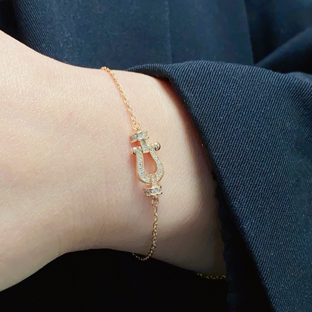 NO:109297,New product releases hot rose gold Fred Fred half full diamond small horseshoe buckle neutral high-quality small bracelet brand fashion exquisite FORCE series necklace high-end customization ~ Yajin micro electroplating 18k gold craft Seiko horseshoe buckle necklace!  The upper body effect is very versatile. Internet celebrity experts. A must-have item for fashion. Rose gold buckles for men and women. Couple styles, jewelry quality, necklace, bracelet19860909新品发布火爆玫瑰金费雷德 Fred斐登半满钻小马蹄扣中性款高品质小号手链大牌 时尚 精致FORCE 系列项链高端定制～亚金微电镀18k金工艺 精工马蹄扣头项链！上身效果非常百搭 网红达人 时尚一族必备单品 玫瑰金扣头男女同款情侣款,饰品精品,necklace,bracelet,Jewelry