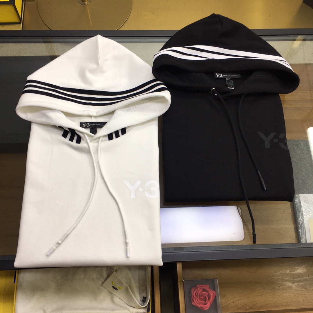 NO:499448,New product 'Y-3' two fakes Spring and Summer/SS Three-striped small LOGO logo fake two-piece hooded short sleeve shorts suit Customized precious cabinet quality double-sided cotton bead floor fabric, honeycomb structure comfortable sweat absorption, front 3M silicone LOGO, rear double-craft silicone embossed exquisite small logo design, hooded seam iconic three-striped webbing, quality accumulation Black, white, M-3XL, shorts, T-shirt, hats, alexander wang19860909新品 《Y-3》假两件 春夏/SS 三条纹小LOGO标识假两件连帽短袖短裤套装 定制贵柜品质双面棉珠地面料,蜂窝结构舒适吸汗,前幅3M硅胶LOGO,后幅双工艺硅胶压花精致小标识设计,连帽车缝标志性三条纹织带,品质积淀 黑色,白色,M-3XL,,shorts,T-shirt,hats,alexander wang,Men's clothing