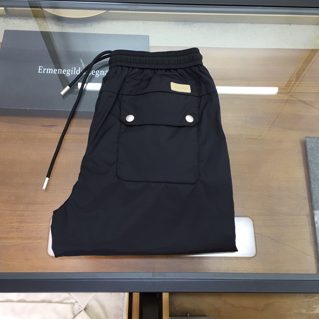 NO:494622,New products are on the market 'Z.zegn' Seasonal new ZZ printed sticker logo thin casual pants, men's Velcro leg design technology fiber fabric jogging pants. The new products of the EZ family are launched, full of iconic details, urban sports style, long-lost high-end pants, brothers who can understand must buy it!  Exclusive genuine product recommendation!  The style of this model is quite unique, with three-dimensional cut style, contrasting zipper pockets, and XXX embroidered Velcro trousers to create avant-garde and fashionable advanced technology. The rear pocket is equipped with a classic silicone nameplate to highlight the brand's charm. The upper body is super durable, and this style also means an absolute versatile effect. It can accompany you to control any upper part and accompany you to various places. The specifications and charm are extraordinary, and a product with a full tone!  The workmanship of this model is really super in place, with top-level technological fiber materials, Italian local hardware embellishments, and all wiring and processing are flawless. The performance and comfort of the upper body are more comfortable and comfortable, light and breathable, but not without texture, and the sense of broadness is absolutely in place, ensuring good upper body performance!  Size M-3XL M Waist circumference 70-80 Hip circumference 104 Trouser length 93 L Waist circumference 74-84 Hip circumference 108 Trouser length 94 XL Waist circumference 78-88 Hip circumference 112 Trouser length 95 2XL Waist circumference 82-92 Hip circumference 116 Trouser length 96 3XL Waist circumference 86-96 Hip circumference 120 Trouser length 97 Size recommended sizes: M size within 130 catties, L size 130-140 catties, XL size 140-155 catties, XL size 155-170 catties, 2XL size 170-185 catties, 3XL size., alexander wang19860909新品上市 《Z.zegn》 季新款ZZ印胶字母标识轻薄休闲裤, 男士魔术贴裤脚设计科技纤维面料慢跑裤.EZ家族的新品上线,标志性细节满满,都市运动风尚,久违的高端裤装,看得懂的兄弟一定要买！独家真货推荐！ 此款的风格相当独特,采用立体的版型裁剪方式,撞色拉链口袋,裤脚XXX刺绣魔术贴收口,营造前卫时尚的超前科技感.后口袋配置了经典硅胶铭牌,用以彰显品牌魅力,上身超级耐看,并且这种款式也是意味着绝对的百搭效果,它能够伴随你驾驭任何上,伴随你出入各种场所所需,规格与魅力皆是非凡,一条腔调感十足的产物！ 此款的做工真的是超级到位,顶级的科技纤维材质打造,意大利本土五金材质点缀,所有的走线以及加工毫无瑕疵.上身的性能感与舒适度更为的舒适到位,轻薄透气,却不失质感,挺阔感更是绝对到位,保证了良好的上身性能！尺码M-3XL M码 腰围70-80 臀围104 裤长93 L码 腰围74-84 臀围108 裤长94 XL码腰围78-88 臀围112 裤长95 2XL码 腰围82-92 臀围116 裤长96 3XL码 腰围86-96 臀围120 裤长97 尺码推荐 130斤以内穿M码,130-140斤穿L码,140-155斤穿XL码,155-170斤穿2XL码,170-185斤穿3XL码.,,alexander wang,Men's clothing