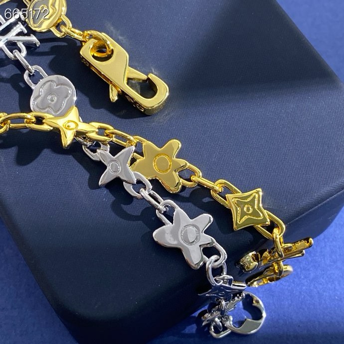Louis Vuitton LV 路易威登欧美个性 金属光面LV字母圆形四叶草菱形十字花老花项链