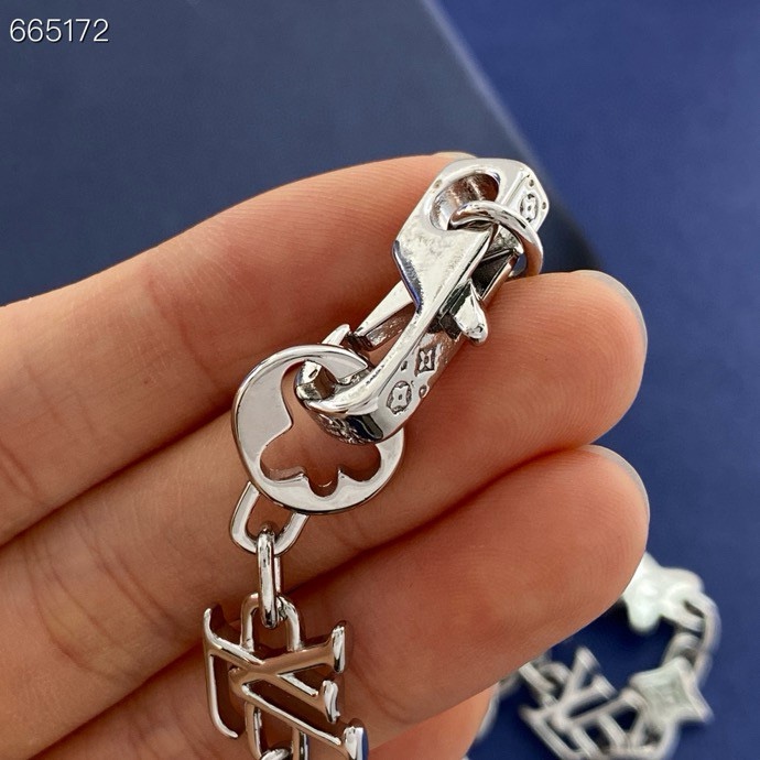 Louis Vuitton LV 路易威登欧美个性 金属光面LV字母圆形四叶草菱形十字花老花项链