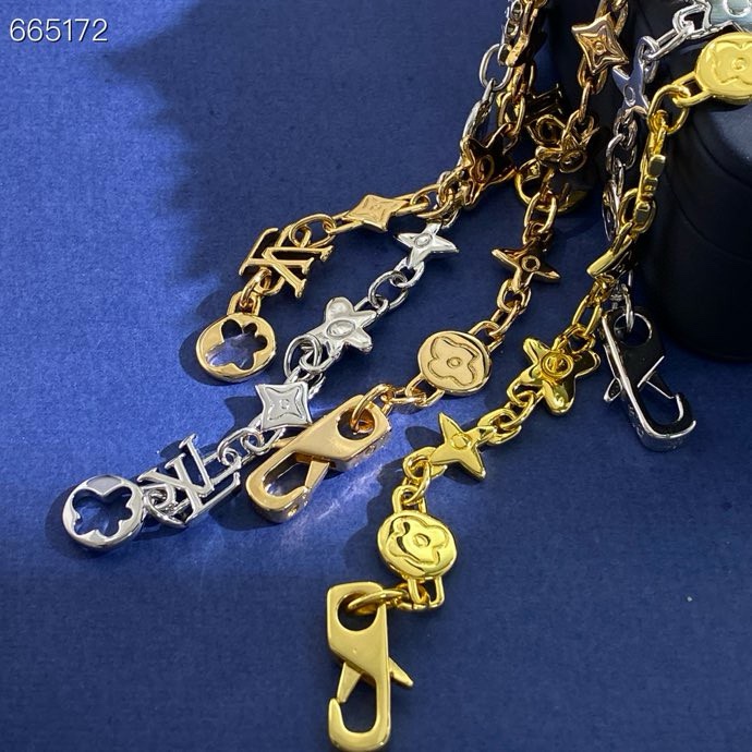 Louis Vuitton LV 路易威登欧美个性 金属光面LV字母圆形四叶草菱形十字花老花项链