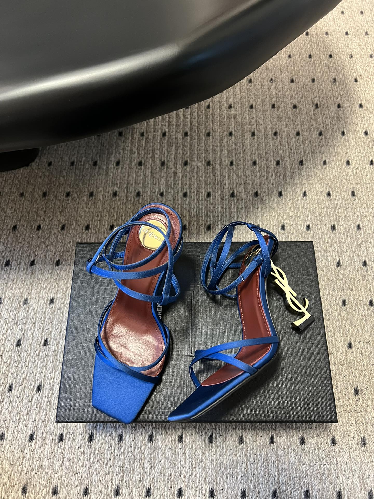 
Saint Laurent / 圣罗兰金属Ysl跟高跟凉鞋

YSL姐姐的美丽尤物高跟鞋 又是人间圣罗