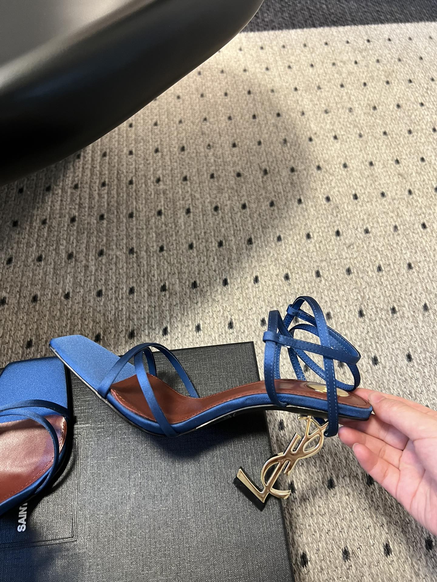 
Saint Laurent / 圣罗兰金属Ysl跟高跟凉鞋

YSL姐姐的美丽尤物高跟鞋 又是人间圣罗