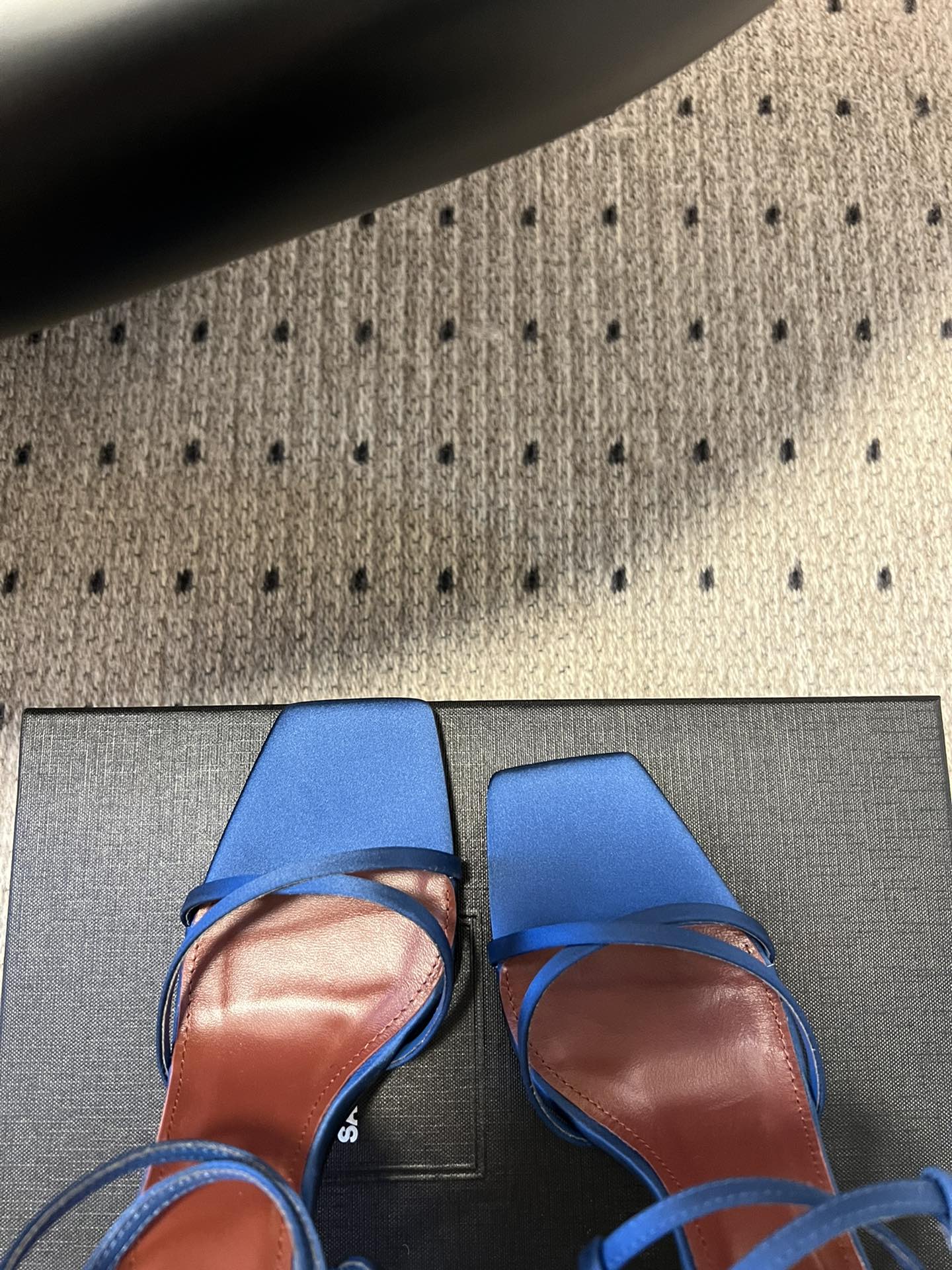 
Saint Laurent / 圣罗兰金属Ysl跟高跟凉鞋

YSL姐姐的美丽尤物高跟鞋 又是人间圣罗