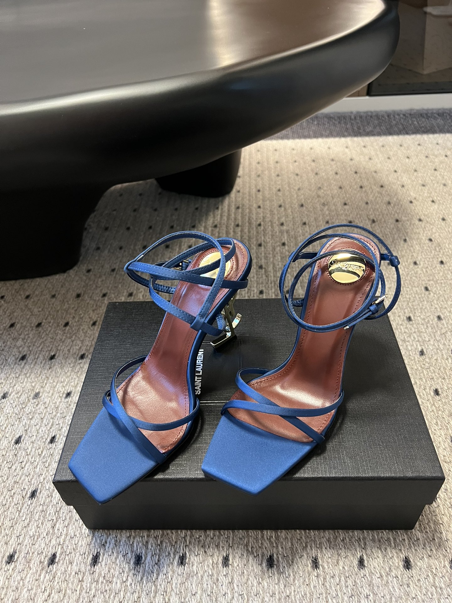 
Saint Laurent / 圣罗兰金属Ysl跟高跟凉鞋

YSL姐姐的美丽尤物高跟鞋 又是人间圣罗