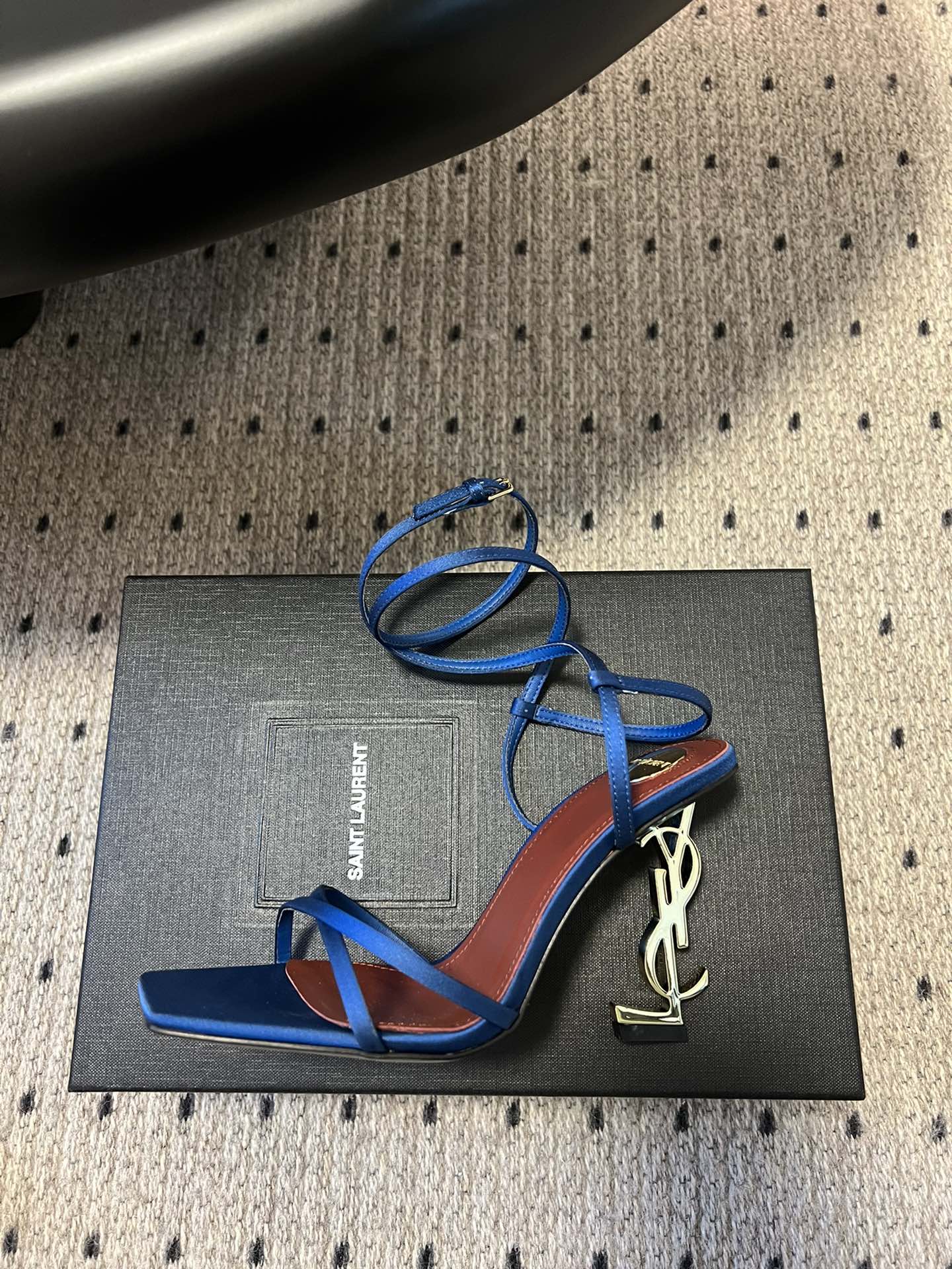 
Saint Laurent / 圣罗兰金属Ysl跟高跟凉鞋

YSL姐姐的美丽尤物高跟鞋 又是人间圣罗