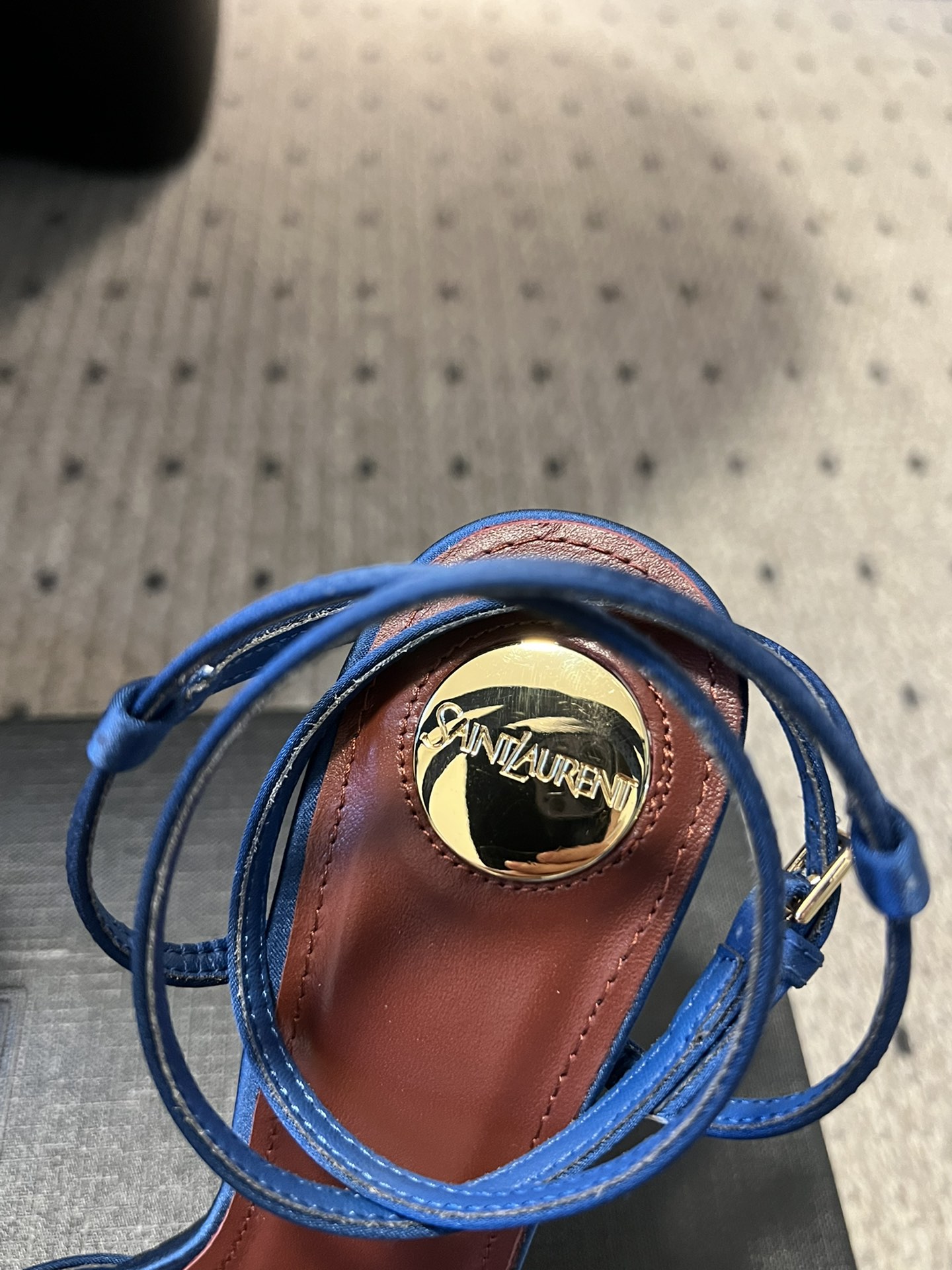 
Saint Laurent / 圣罗兰金属Ysl跟高跟凉鞋

YSL姐姐的美丽尤物高跟鞋 又是人间圣罗