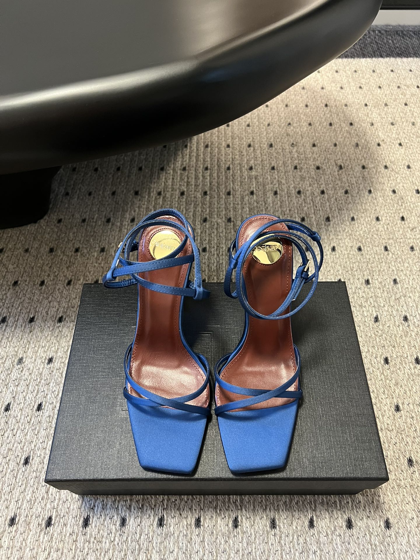 
Saint Laurent / 圣罗兰金属Ysl跟高跟凉鞋

YSL姐姐的美丽尤物高跟鞋 又是人间圣罗