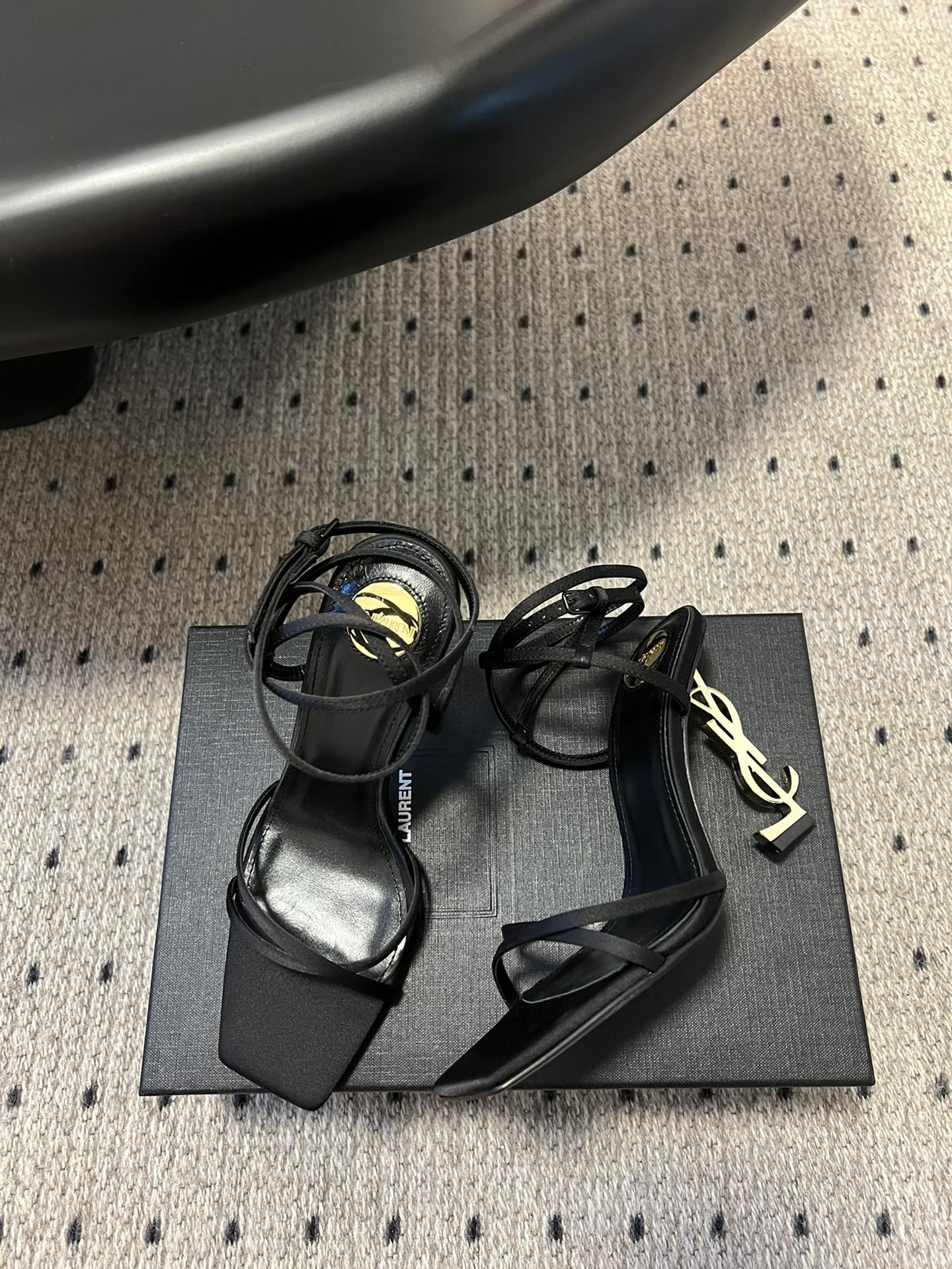 
Saint Laurent / 圣罗兰金属Ysl跟高跟凉鞋

YSL姐姐的美丽尤物高跟鞋 又是人间圣罗