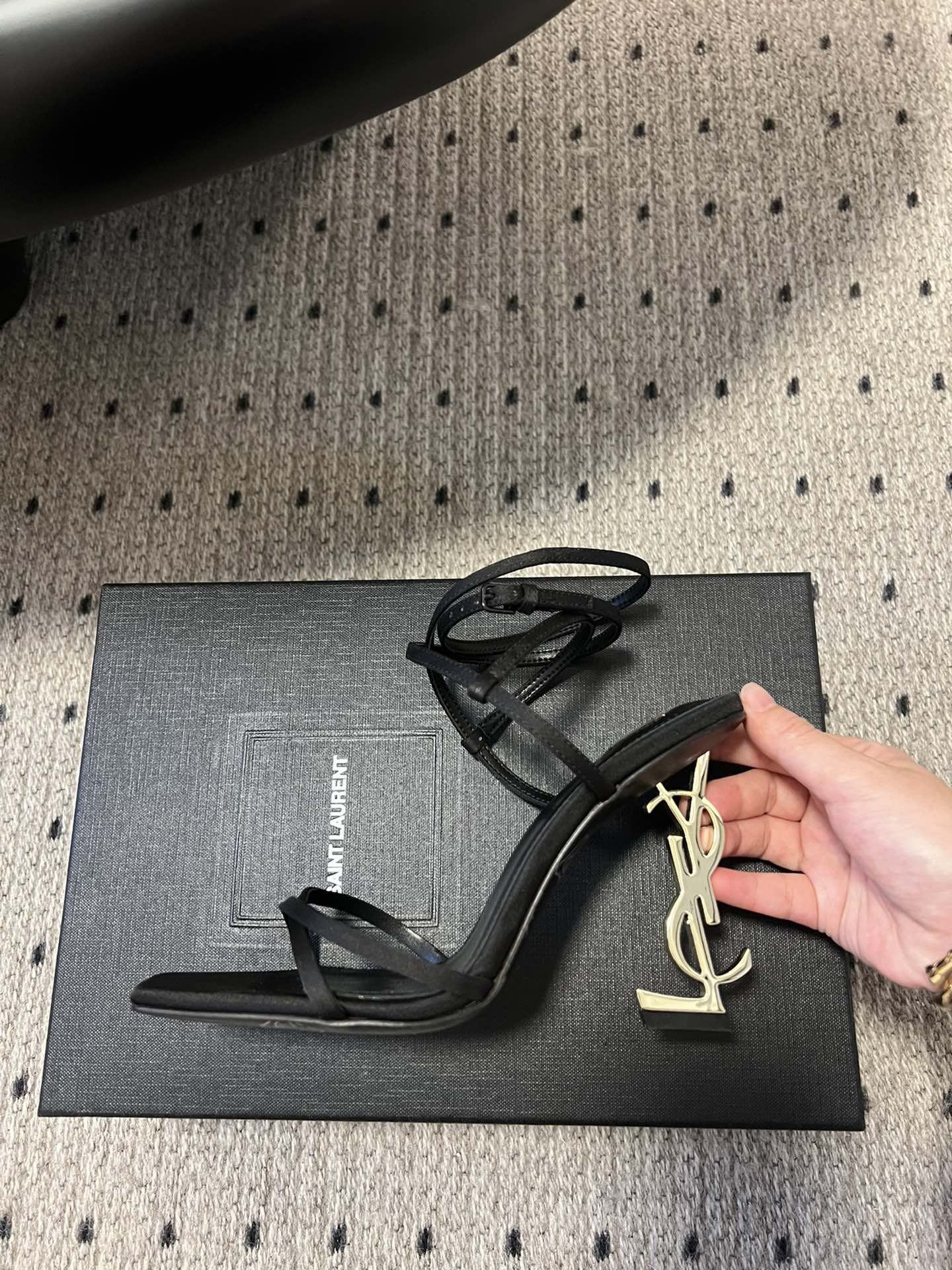 
Saint Laurent / 圣罗兰金属Ysl跟高跟凉鞋

YSL姐姐的美丽尤物高跟鞋 又是人间圣罗