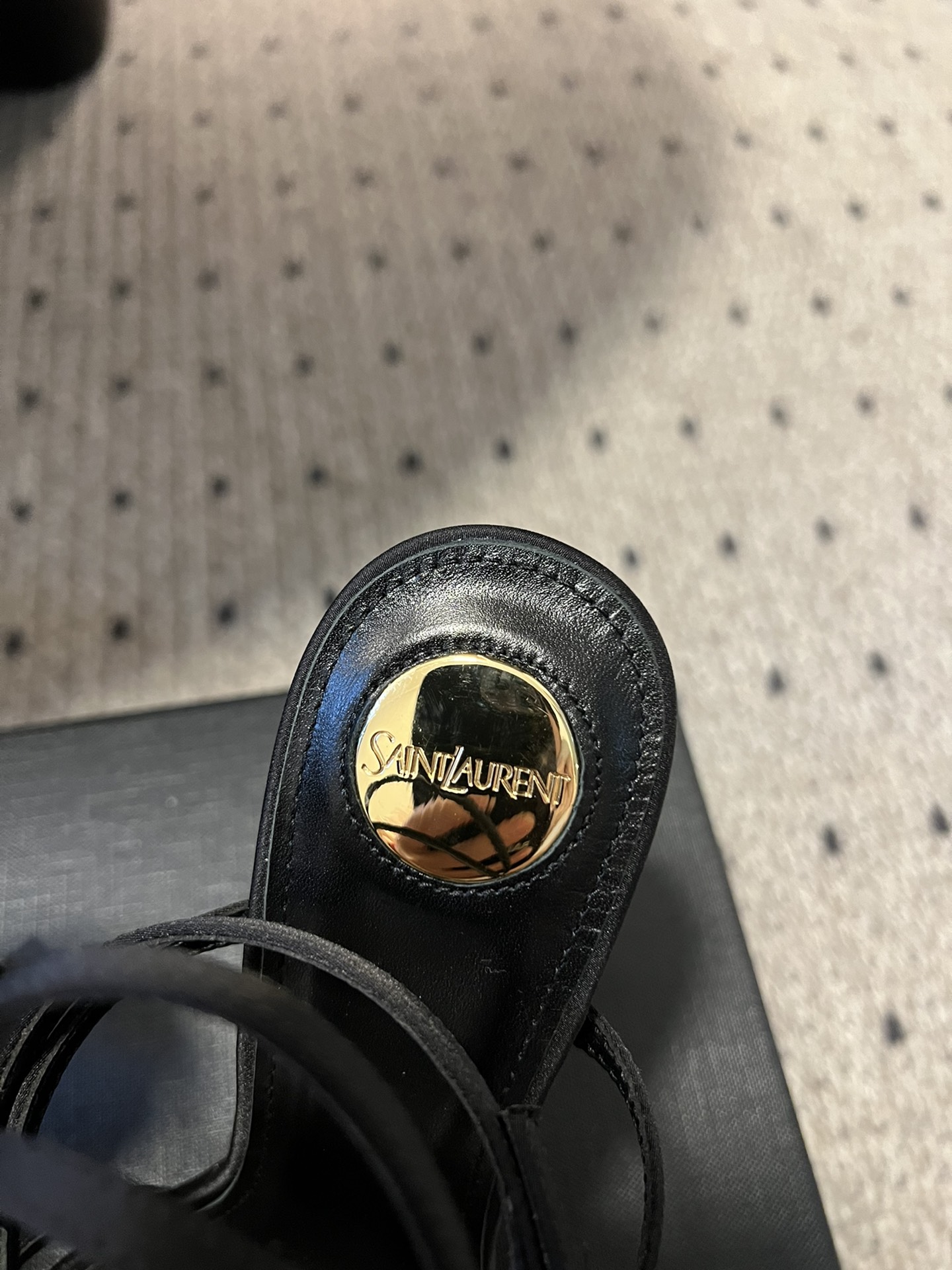 
Saint Laurent / 圣罗兰金属Ysl跟高跟凉鞋

YSL姐姐的美丽尤物高跟鞋 又是人间圣罗