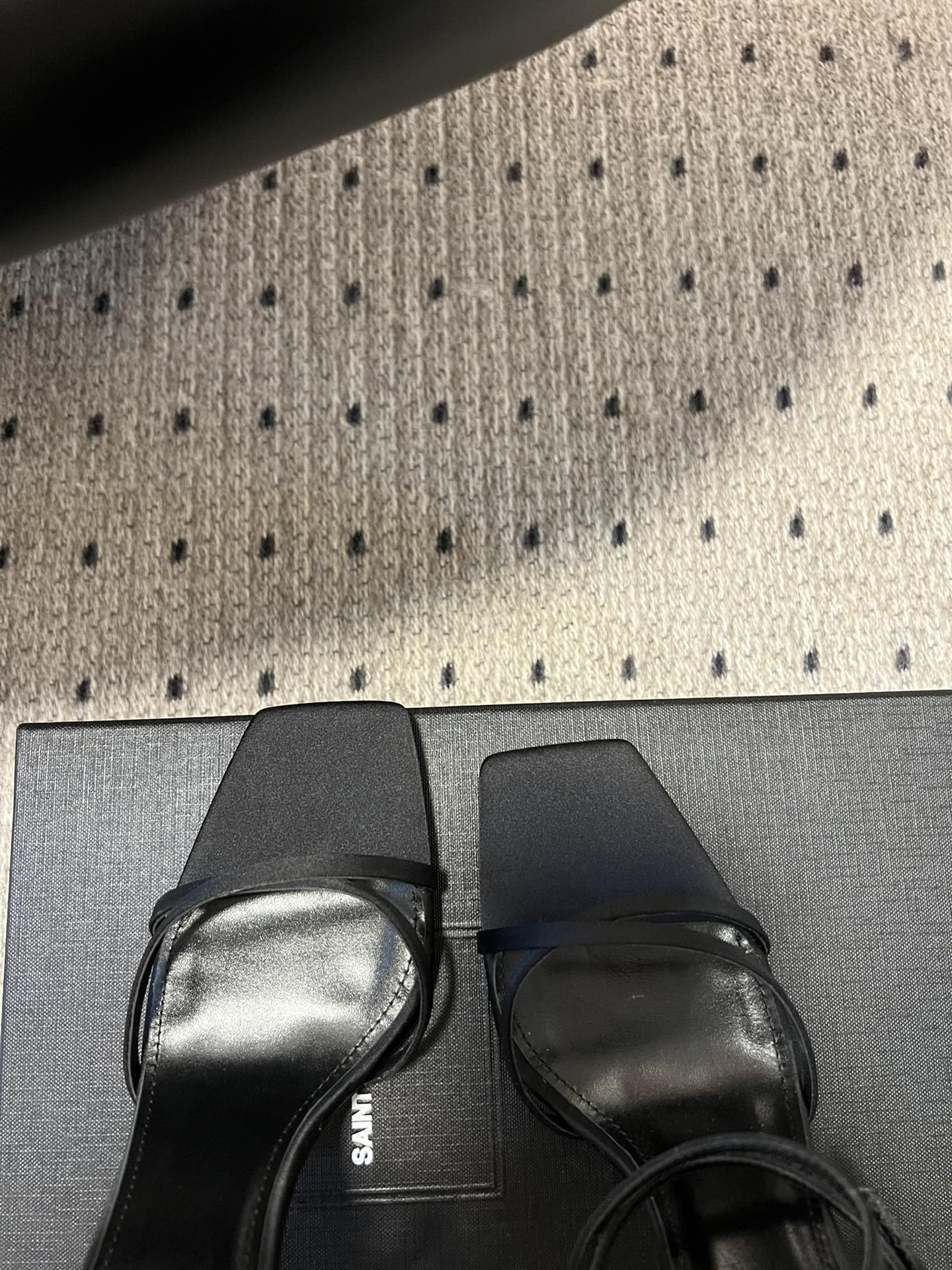 
Saint Laurent / 圣罗兰金属Ysl跟高跟凉鞋

YSL姐姐的美丽尤物高跟鞋 又是人间圣罗