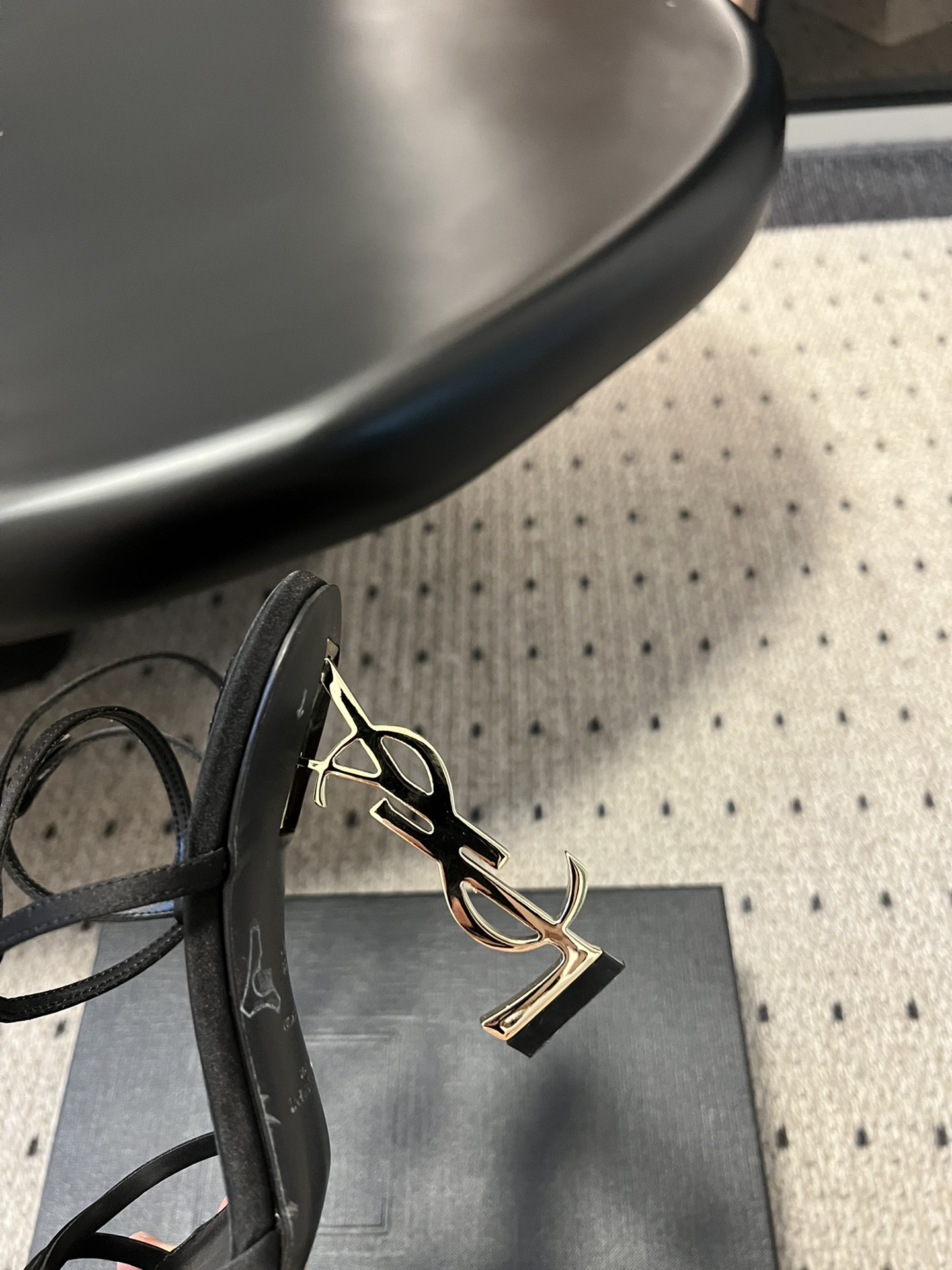 
Saint Laurent / 圣罗兰金属Ysl跟高跟凉鞋

YSL姐姐的美丽尤物高跟鞋 又是人间圣罗