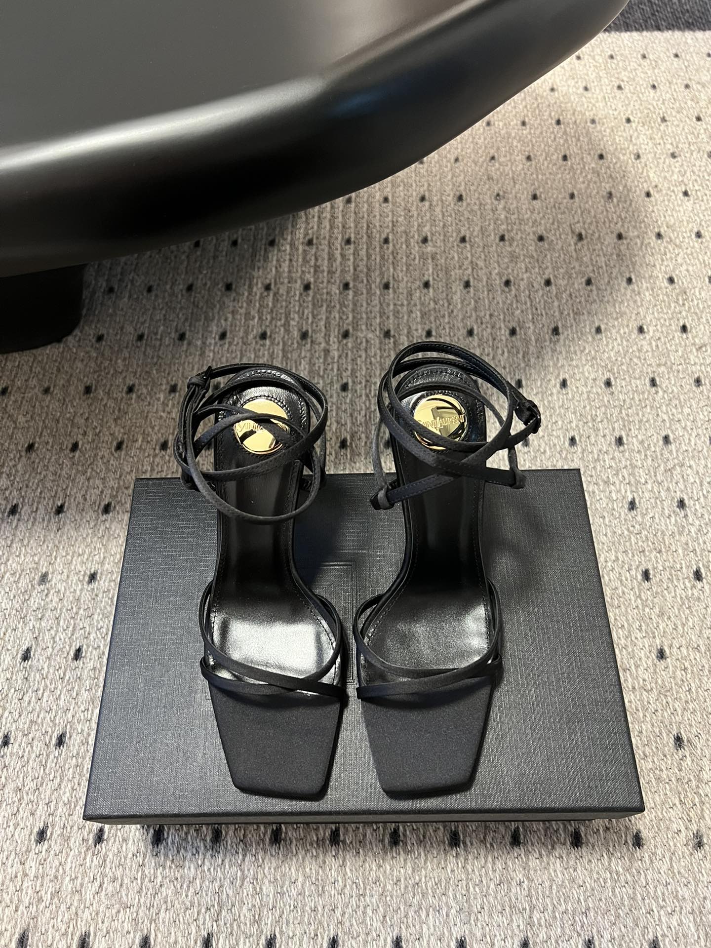 
Saint Laurent / 圣罗兰金属Ysl跟高跟凉鞋

YSL姐姐的美丽尤物高跟鞋 又是人间圣罗
