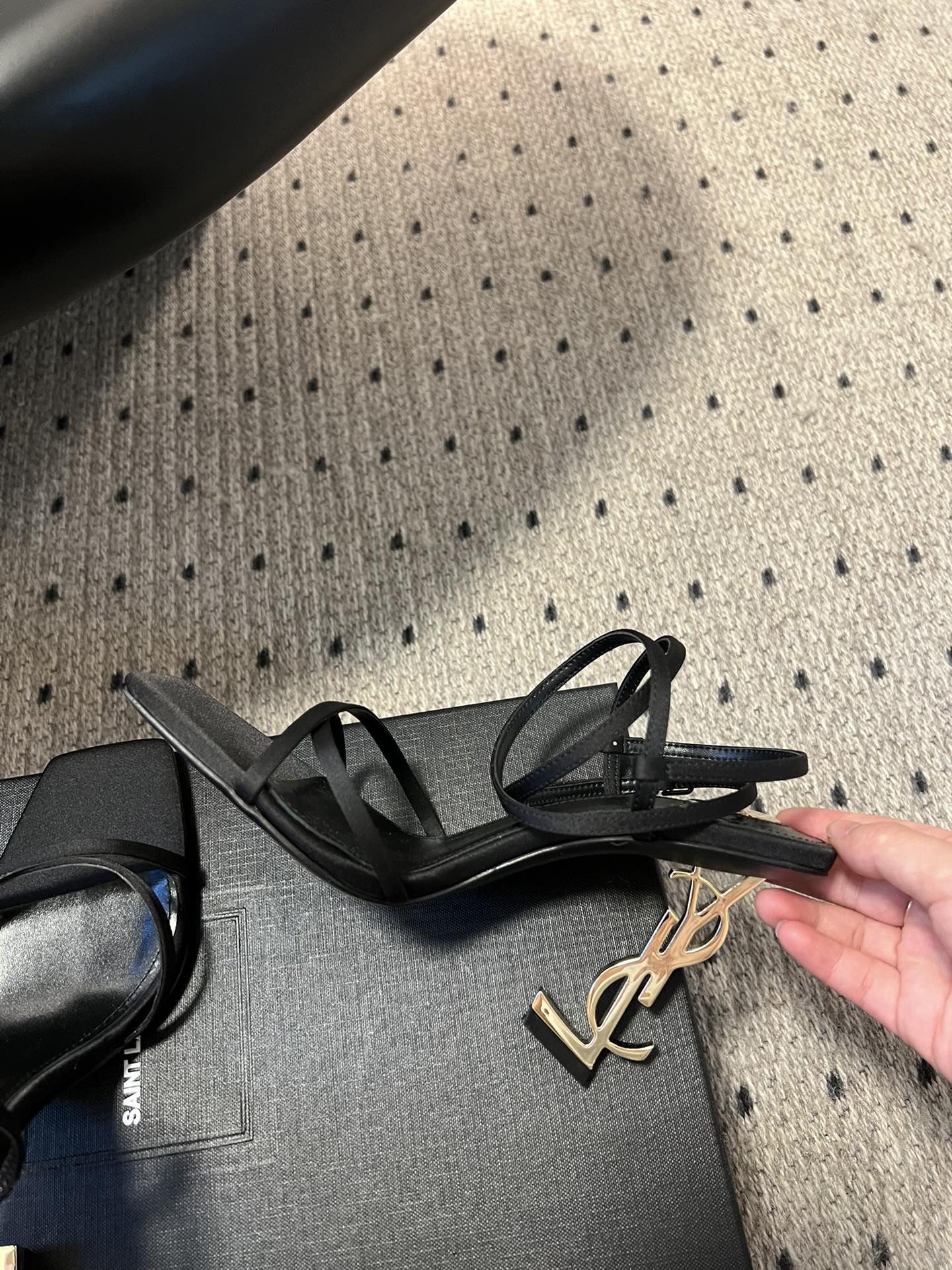 
Saint Laurent / 圣罗兰金属Ysl跟高跟凉鞋

YSL姐姐的美丽尤物高跟鞋 又是人间圣罗